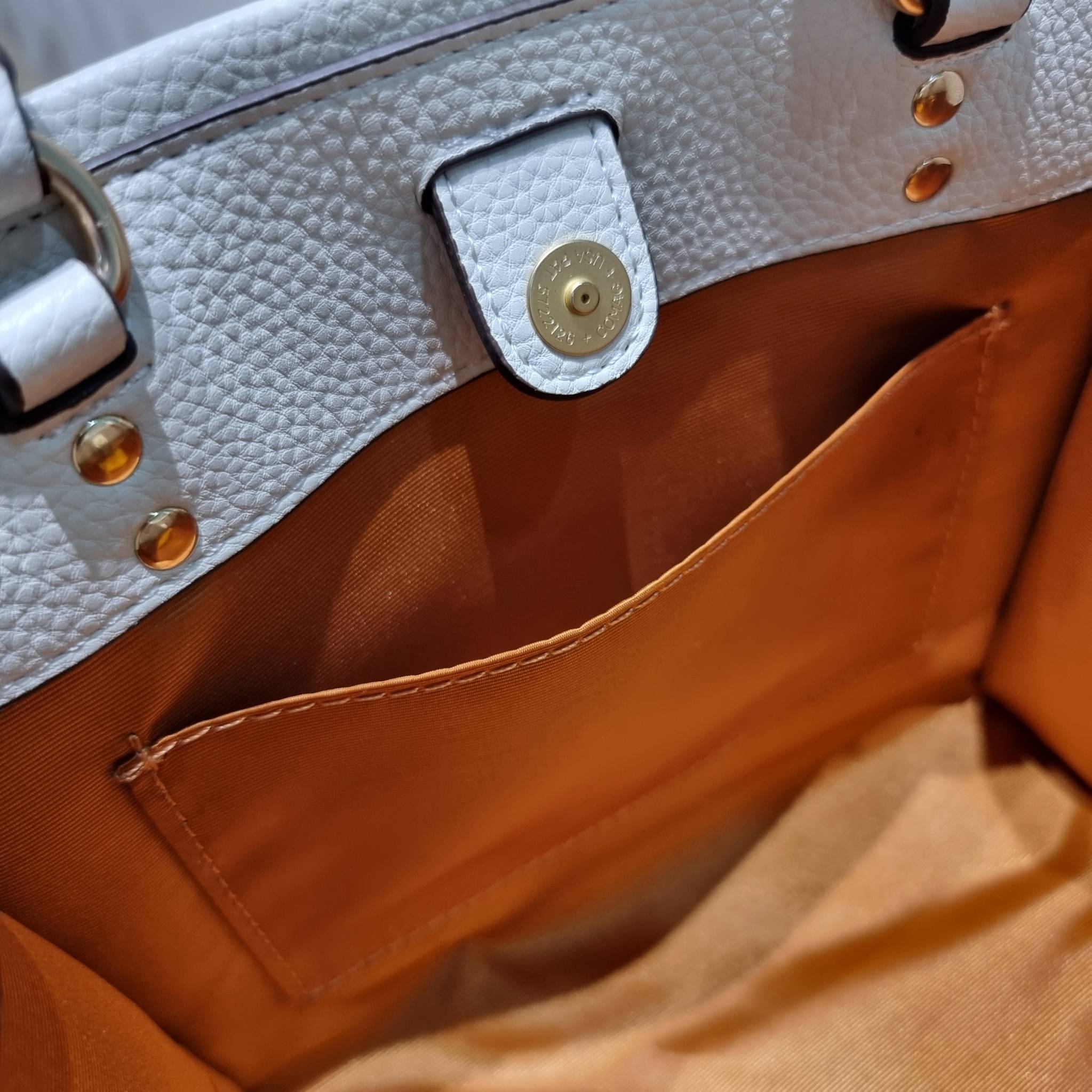 Coach X Peanuts Dempsey Tote 22 With Snoopy And Friends Motif CE850 คอลเลคชั่นใหม่ น้องน่ารักเกินต้านไปมาก!! กับกระเป๋าทรงโท้ท ไซส์กำลังสวย ดีไซน์ ลายการ์ตูนยอดฮิต ที่ใครๆก็ต้องรู้จัก พิมพ์คมชัดลงบนหนัง pepble ผิวสัมน่าใช้ ปากกระเป๋ามีกระดุมแม่เหล็กปิดกัน