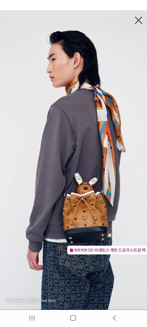 M.C.M ZOO RABBIT DRAWSTRING BAG IN VISETOS LEATHER MIX คอลเลคชั่นซูมาใหม่ ฮิตหนักมากที่เกาหลีและญี่ปุ่น ไอเท็มสุดคิ้วท์ น้องกระะต่ายโดดเด่น กระเป๋าสะพายทรง bucket ไซส์เล็กขนาดน่ารักน่าใช้ แฟชั่นสไตล์มากใบนี้ ดีไซน์น้องกระต่ายแอบในกระเป๋า และสามารถนำออกมาห