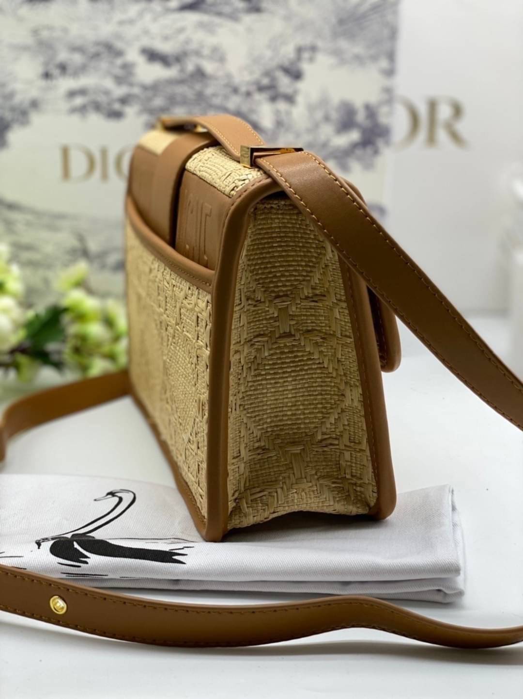 ORI 】DIOR 30 Montaigne Bag Natural Cannage Raffia พร้อมส่งที่ไทย ภาพสินค้าถ่ายจากงานขายจริง ใช้งานต่างประเทศได้ เอกลักษณ์ของความหรู น้ำหนักเบา ไอเท็มหายาก!! Best seller!! ยกให้น้องเลย!! ดีไซน์เรียบหรูในความเป็นเอกลักษณ์ ใช้งานง่าย สะดวก ได้ทุกโอกาส แนะนำเ