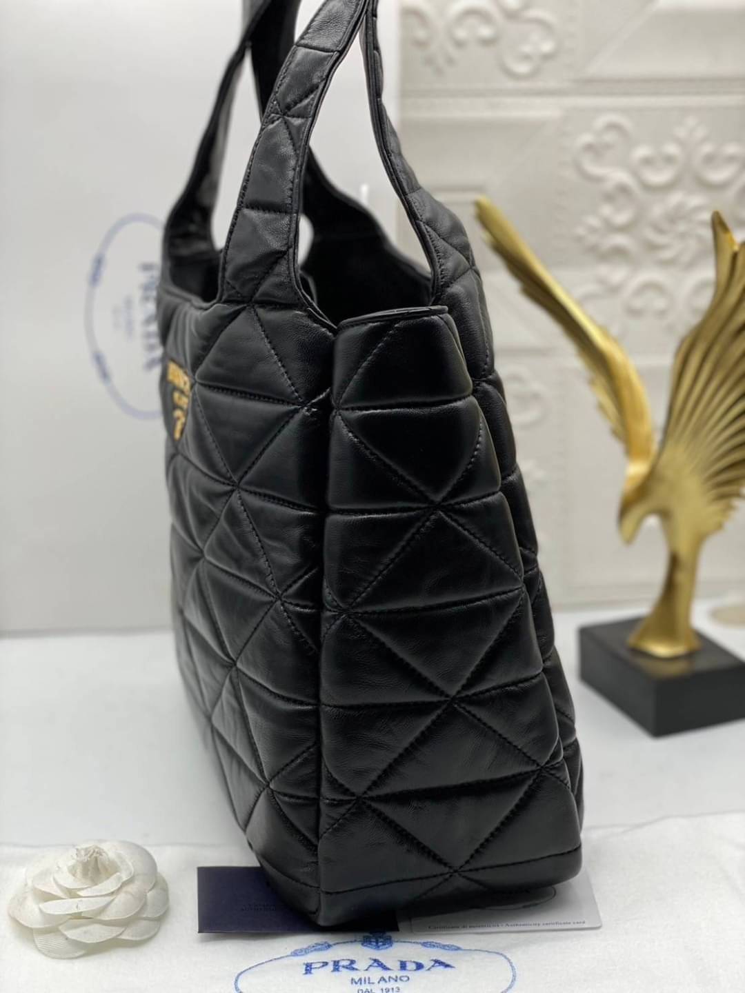 Medium PRADA nappa-leather tote bag with topstitching / PRADA Tote Bag กระเป๋าทรงโท้ท ภายในโล่งกว้าง มีหูจับในตัว ใส่สัมภาระได้เยอะจุใจ พร้อมส่งที่ไทยสวยน่าใช้มากห้ามพลาด!