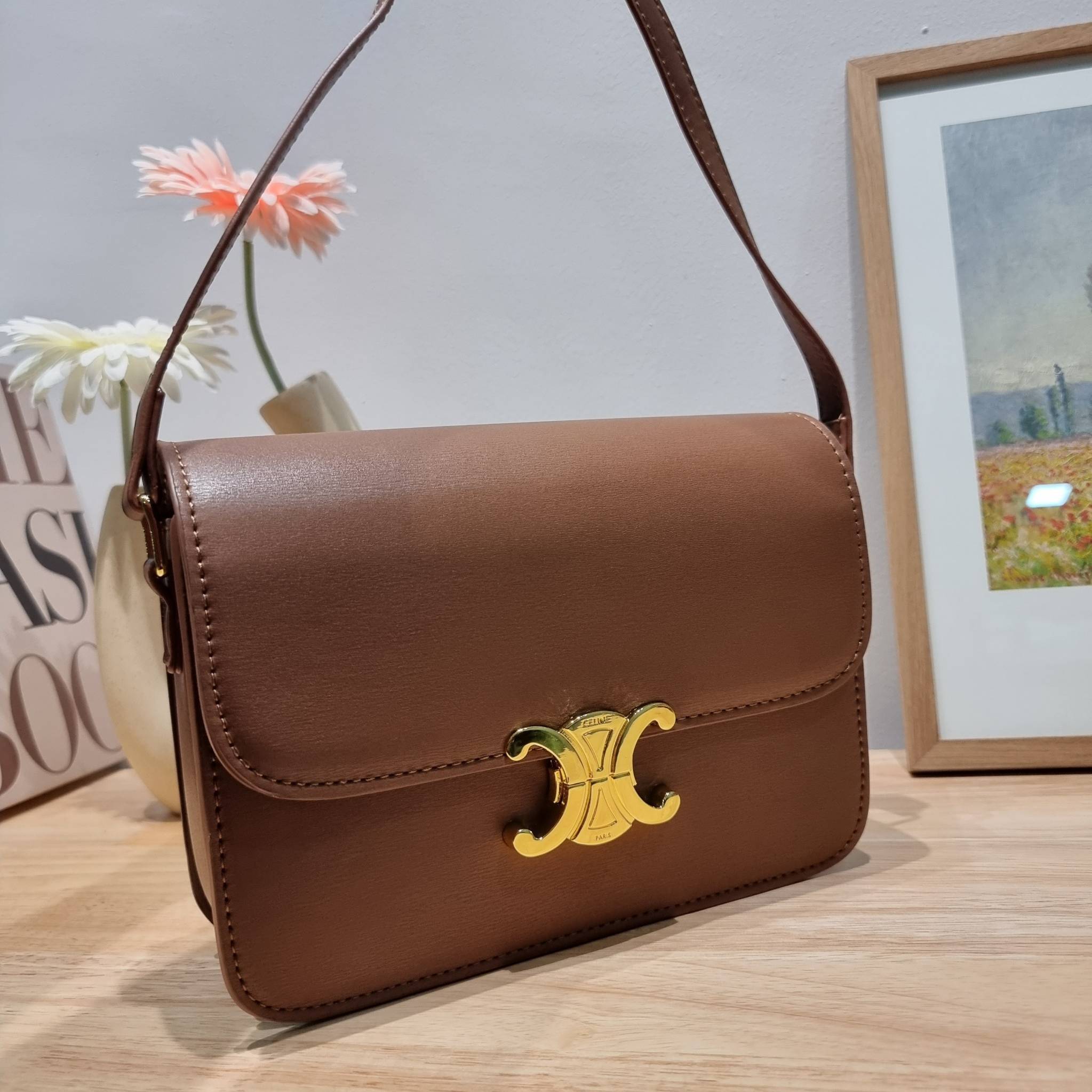 CELINE CLASSIQUE TRIOMPHE BAG IN SHINY CALFSKIN ไอเท็มสุดคลาสสิค ที่ขาดไม่ได้ กระเป๋าสะพายทรงสวยคลาสสิค แฝงความผู้ดี ที่ใช้ได้ทั้งชายหญิง