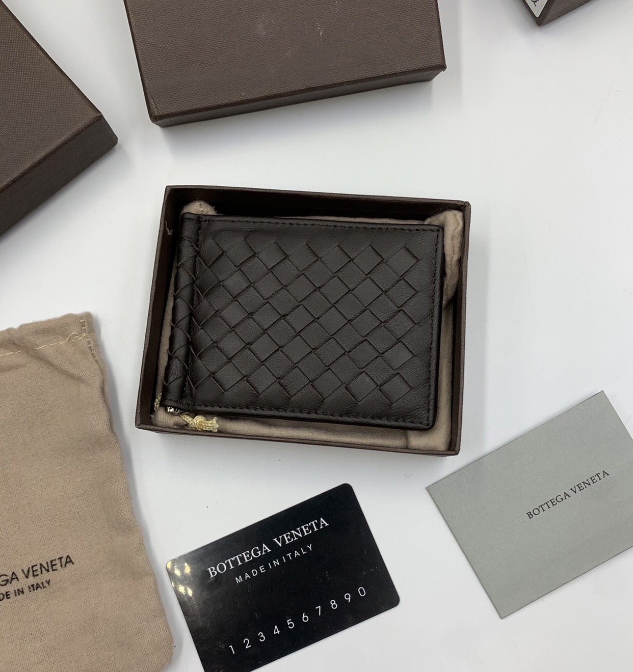 หนังแท้ BOTTEGA VENETA MONEY CLIP WALLET / BV Wallet / BV Men's Wallet พร้อมส่งที่ไทย กระเป๋าสตางค์ใบสั้น รุ่นคลาสสิกพร้อมคลิบโลหะ ที่หยิบมาใช้งานได้บ่อยที่สุด งานหนังลูกวัวแท้ทั้งใบ ใช้ทนทานได้นาน ใช้ทนทา