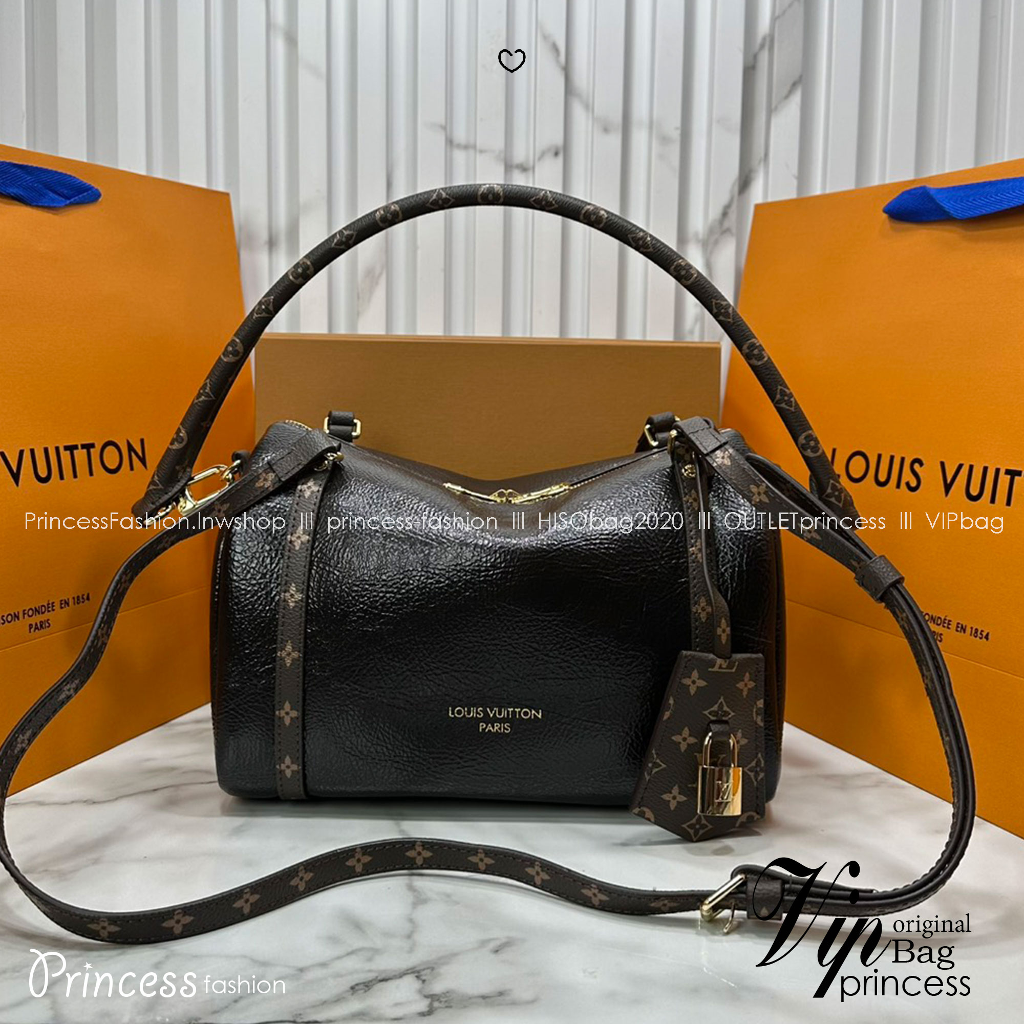 ORI หนังแท้ | LV Express PM Bag 25cm กระเป๋าสะพายทรงหมอนสปีดี้ดีไซน์ใหม่ล่าสุด โฉบเฉี่ยว แต่งคาดหน้าโมโนแกรมโดดเด่น ตัวกระเป๋าสีพื้นตัดกันอย่างลงตัว พร้อมหูแบบจับยาวถอดได้จะถือหรือคล้องไหล่ก็เก๋