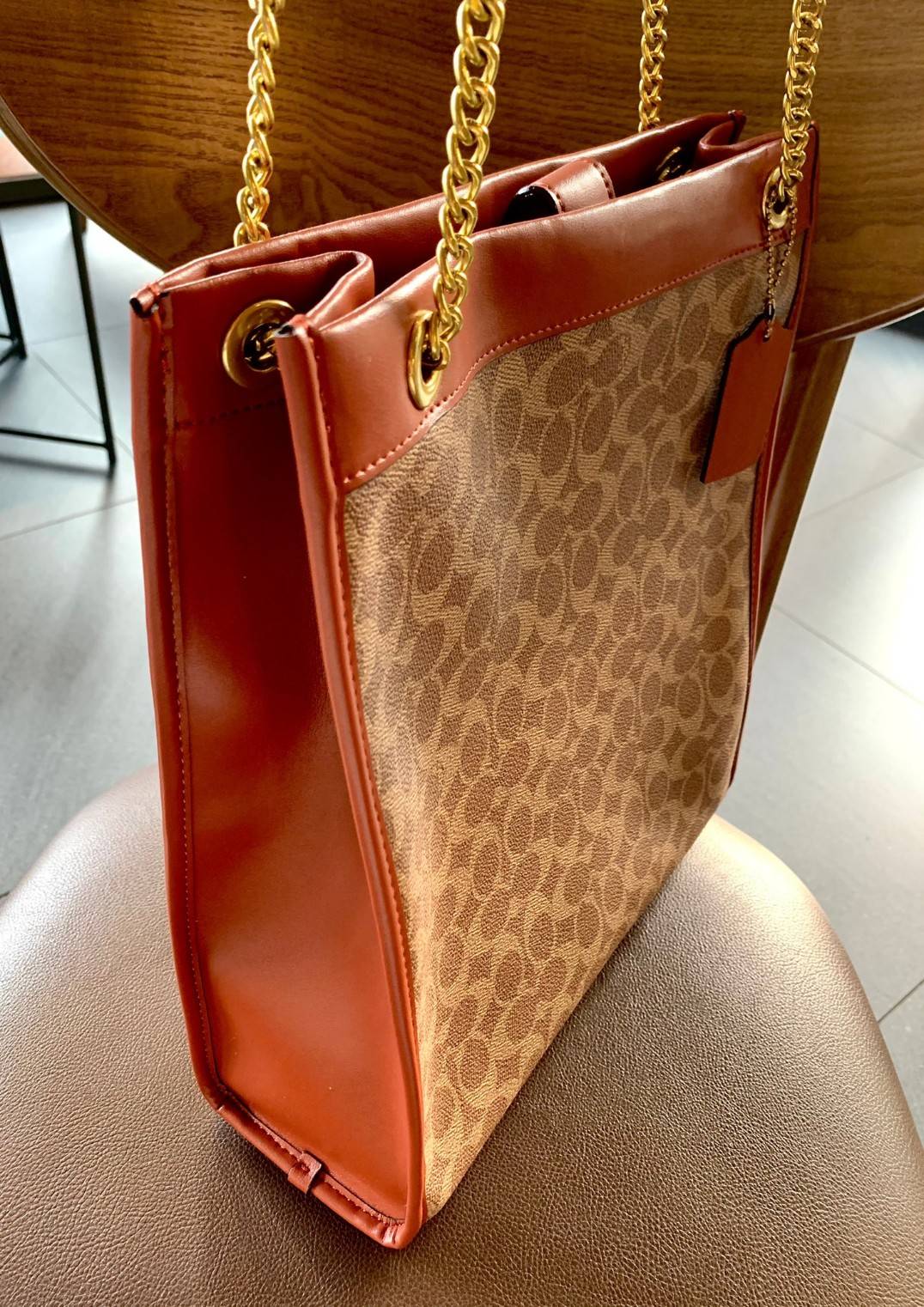 LIMITED EDITION 📣รุ่นใหม่ล่าสุด ยังไม่มีในช๊อปไทยจ้าา❗️ COACH CHAIN CASHIN TOTE ((C6338//C6620)) พร้อมส่ง สินค้าเข้าใหม่ ห้ามพลาดค่าา! กระเป๋าทรงTote สูง สามารถใส่เอกสาร//A4 ได้ วัสดุหนังแท้นิ่ม น้ำหนักเบาค่ะ 🔺จุดเด่นของรุ่นคือสายสะ