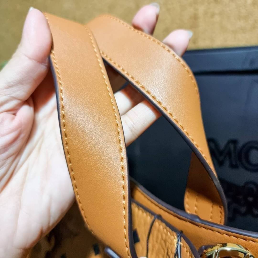 M.C.M ESSENTIAL TOTE IN VISETOS ความจุใจมาพร้อมเสิร์ฟแล้วจ้า ใครที่มองหากระเป๋าทรงโท้ทจุๆ ต้องใบนี้เลย!! กระเป๋าสะพายไหล่/ข้าง ดีไซน์ทรงสวยน่าใช้ วัสดุหนังแคนวาสสลับหนังแท้ ปากกระเป๋ามีตัวบิดล็อคแน่นหนากันของหล่นออกจากกระเป๋า ภายในโล่งกว้าง แบ่งสัดส่วนอย่