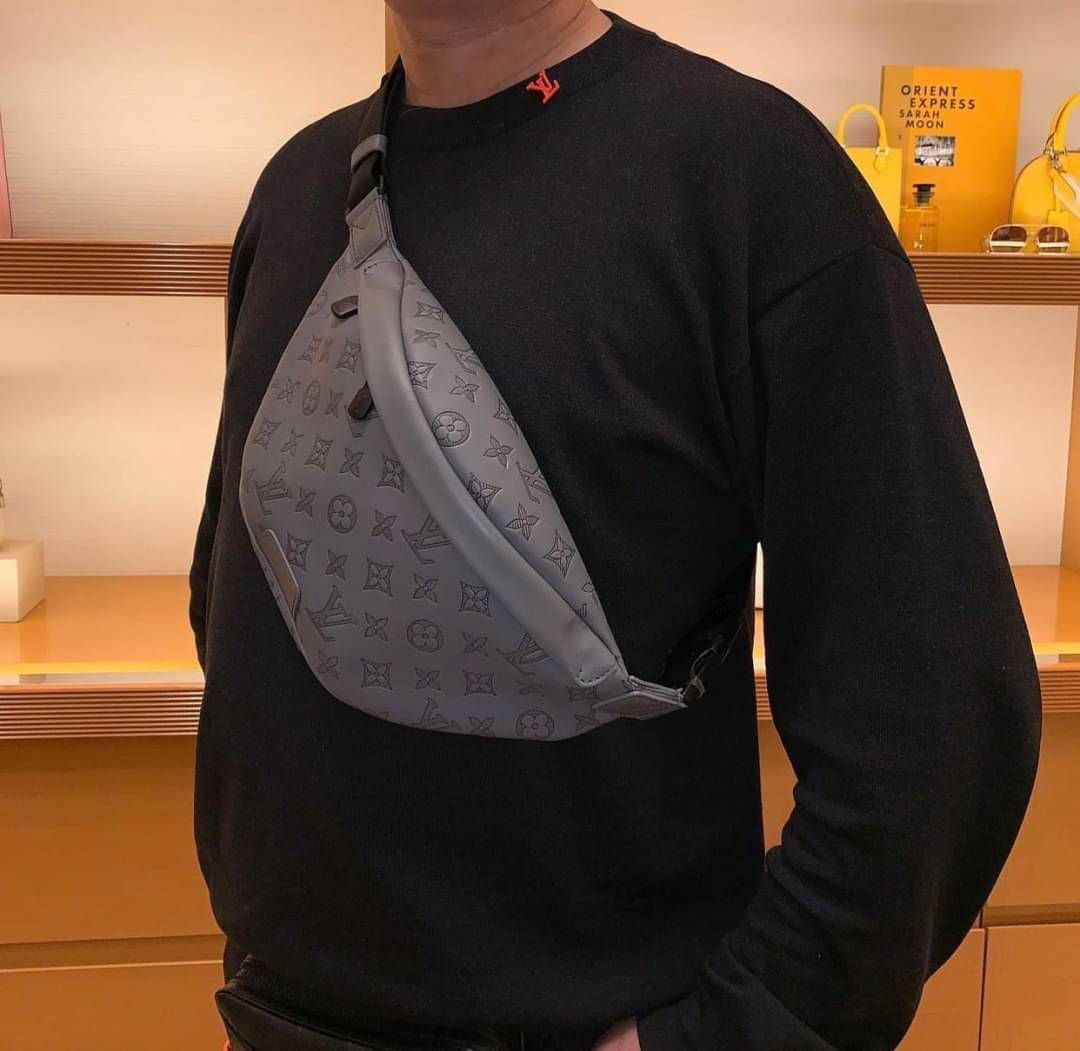 LV Discovery Bumbag Gray Monogram Shadow Kalbsleder / LV Belt Bag เกรดใช้งานสลับใบจริงได้ เทพออริจินอล เนื้องานสวยงาม หนังแท้ ใช้ได้ทั้งชายหญิง ภาพสินค้าถ่ายจากงานขายจริงใช้งานต่างประเทศได้