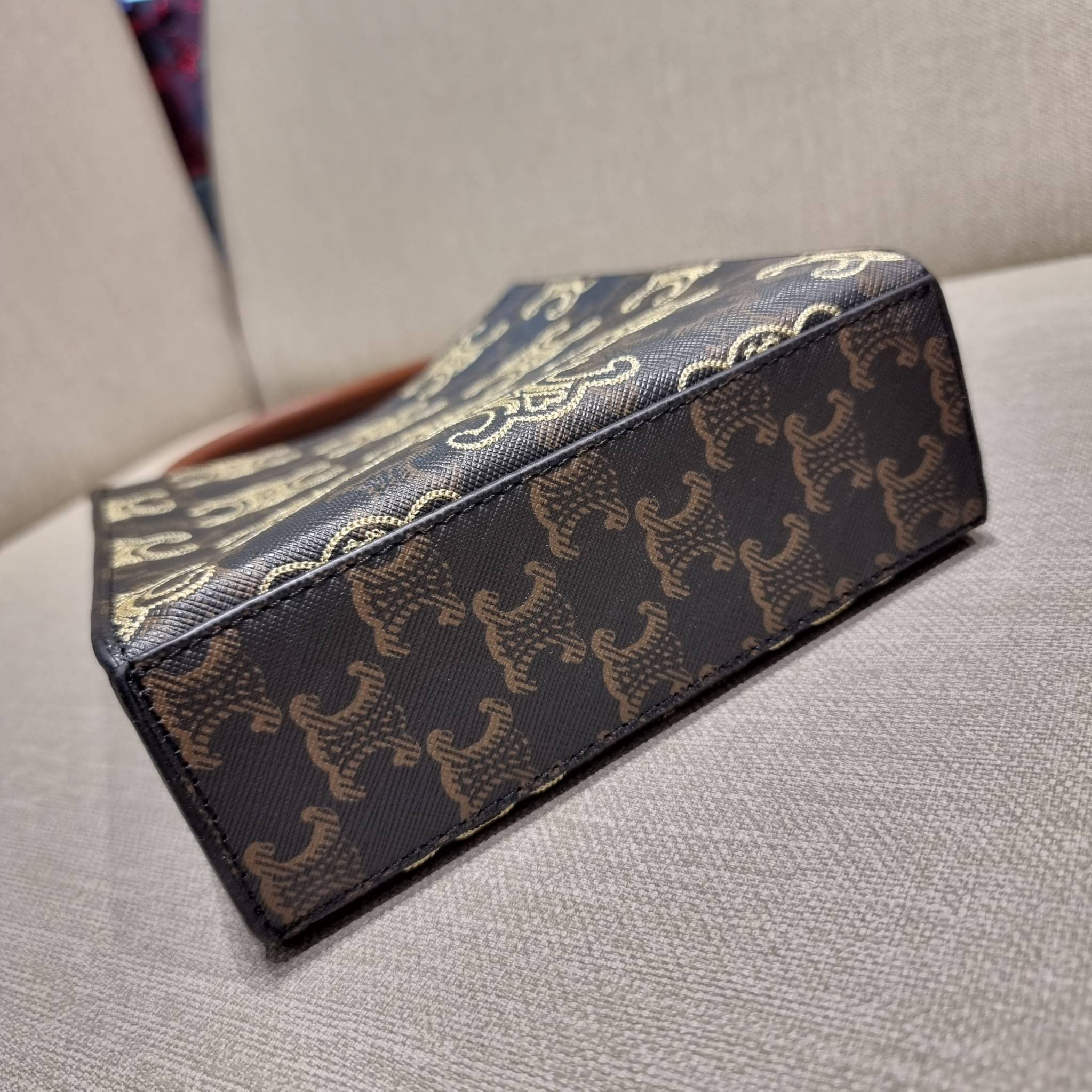 VIP 🥂 CELINE MINI VERTICAL CABAS IN TRIOMPHE CANVAS WITH TRIOMPHE HEART EMBROIDERY ใหม่พร้อมเสิร์ฟ กับกระเป๋าสะพายทรงโท้ท ไซส์มินิ ขนาดกำลังสวยพอดี สะดวกพกพา โดดเด่นด้วยโลโก้ลายปัก ดีเทลเดินด้ายรูปหัวใจ เพิ่มดีเทลความแพงไปอีก วัสดุหนังแคนวาส มีหูจ