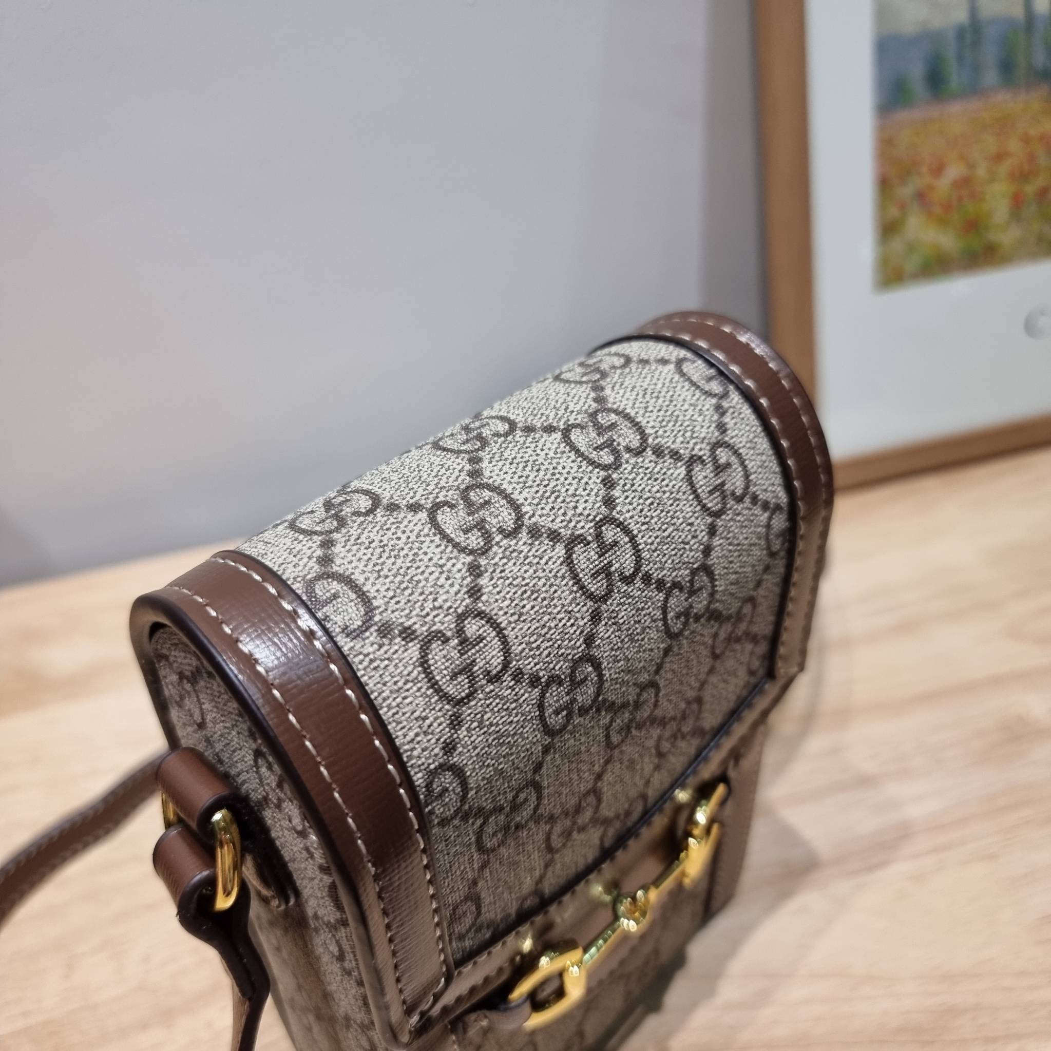 Set 3 ชิ้น Gucci Horsebit 1955 mini bag / Gucci Phone Bag box set ชวนสะสม ใครมองหาของขวัญอยู่ เซ็ทนี้จัดว่าเลิศมาก! กับการจับเอารุ่นยอดฮิต มามิกซ์รวมกับไอเท็มสุดคุ้มของมันต้องมี!! จัดเรียงให้อยู่ในกล่อง box set ลิมิเต็ด ที่มีทั้งแว่นตา gentle monster แบรน