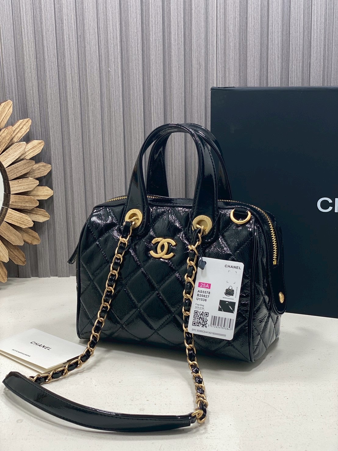 ORI หนังแท้ | Chanel Small Bowling Bag Crumpled Leather / Chanel Keepall Bag กระเป๋าถือ กระเป๋าสะพายรุ่นใหม่ล่าสุด ดีไซน์หนังยับเงา ในคอลเลกชัน Métiers d’art ปี 2024/25 ด้วยลูกเล่นของเนื้อสัมผัสและรูปแบบ