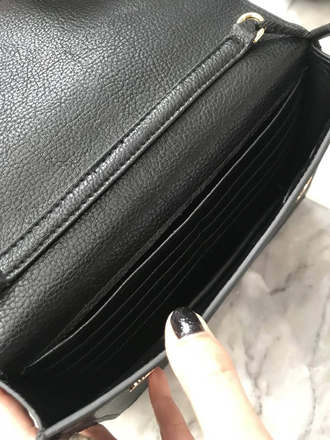 David Jones Clutch Bag กระเป๋าสะพายทรง cluth ขนาดกำลังดี วัสดุหนังวัวแท้ หนังนิ่ม ตัวกระเป๋าเปิดปิดด้วยกระดุมแม่เหล็ก ภายในมีช่องเล็กใบบัตร ด้านหลังมีอีก 1 ช่องใส่โทรศัพท์ได้ค่ะ มาพร้อมสายยาวถอดได้ สะพาย crossbody ได้ค่ะ คุ้มค่าคุ้มราคา