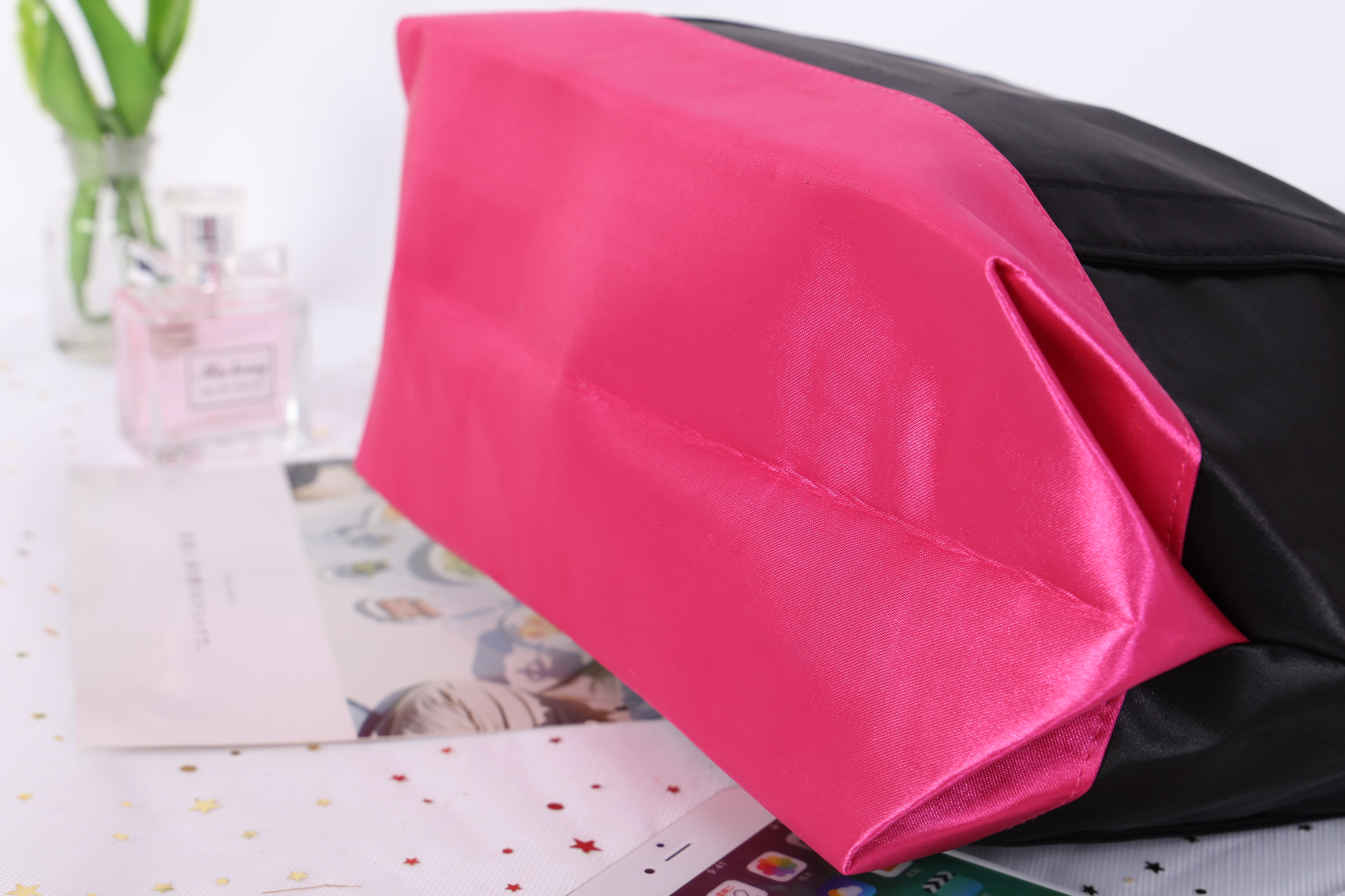 Chanel Satin Shoulder bag วัสดุ (Material) : Satin กระเป๋าสะพายข้าง ขนาดกำลังดีค่ะ ใส่เอกสารหนังสือได้นะคะ ด้านในซับผ้าลายเดียวกับสีกระเป๋าเลยค่ะ เป็นกระดุมแม่เหล็กเปิดปิด สินค้าพรีเมี่ยมแท้ แถมจากเค้าเตอร์แบรนด์ประเทศญี่ปุ่นค่ะ