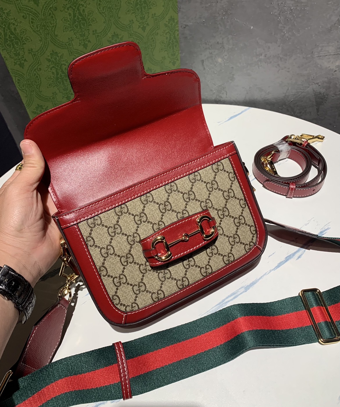 หนังแท้ GUCCI Horsebit 1955 mini bag GG Supreme canvas ที่สุดของรุ่นที่ฮอตหนักมาก คอลเลคชั่นที่ยอดขายดีตั้งแต่วันแรกที่ลง shop ด้วยรูปทรงที่กะทัดรัด ตอบโจทย์ได้ทุกลุค ทุกไลฟ์สไตล์ ใช้งานได้ง่ายคล่องตัว เรียกได้ว่าใครไม่มีได้ยังไง สวยขนาดนี้!!