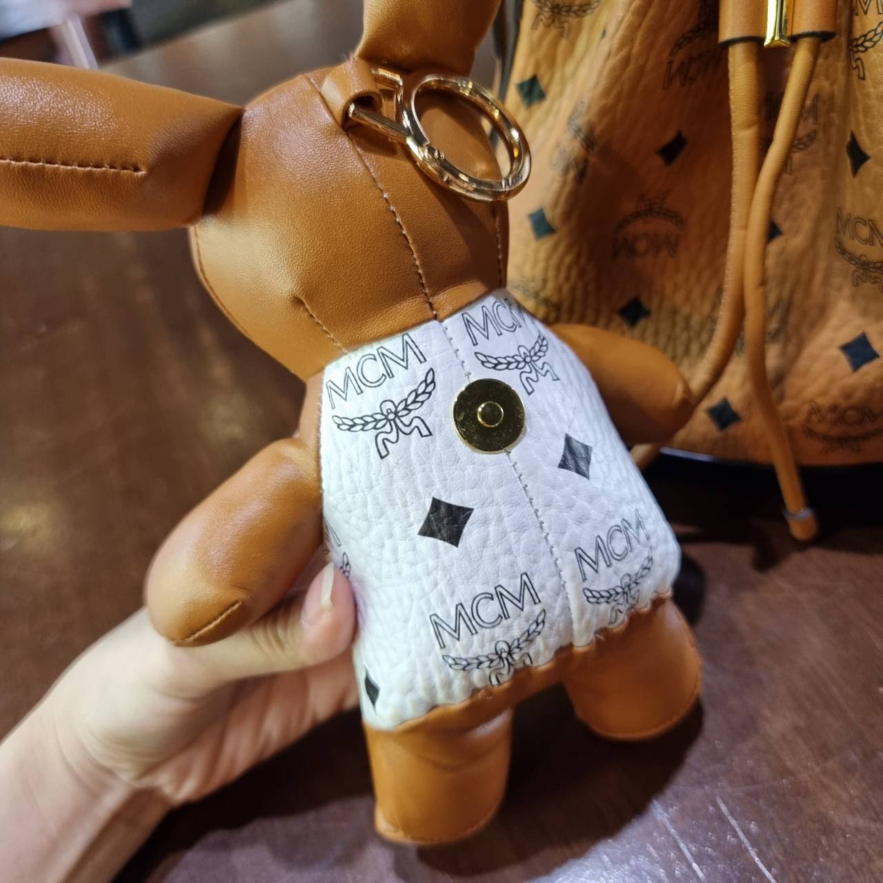 M.C.M ZOO RABBIT DRAWSTRING BAG IN VISETOS LEATHER MIX คอลเลคชั่นซูมาใหม่ ฮิตหนักมากที่เกาหลีและญี่ปุ่น ไอเท็มสุดคิ้วท์ น้องกระะต่ายโดดเด่น กระเป๋าสะพายทรง bucket ไซส์เล็กขนาดน่ารักน่าใช้ แฟชั่นสไตล์มากใบนี้ ดีไซน์น้องกระต่ายแอบในกระเป๋า และสามารถนำออกมาห