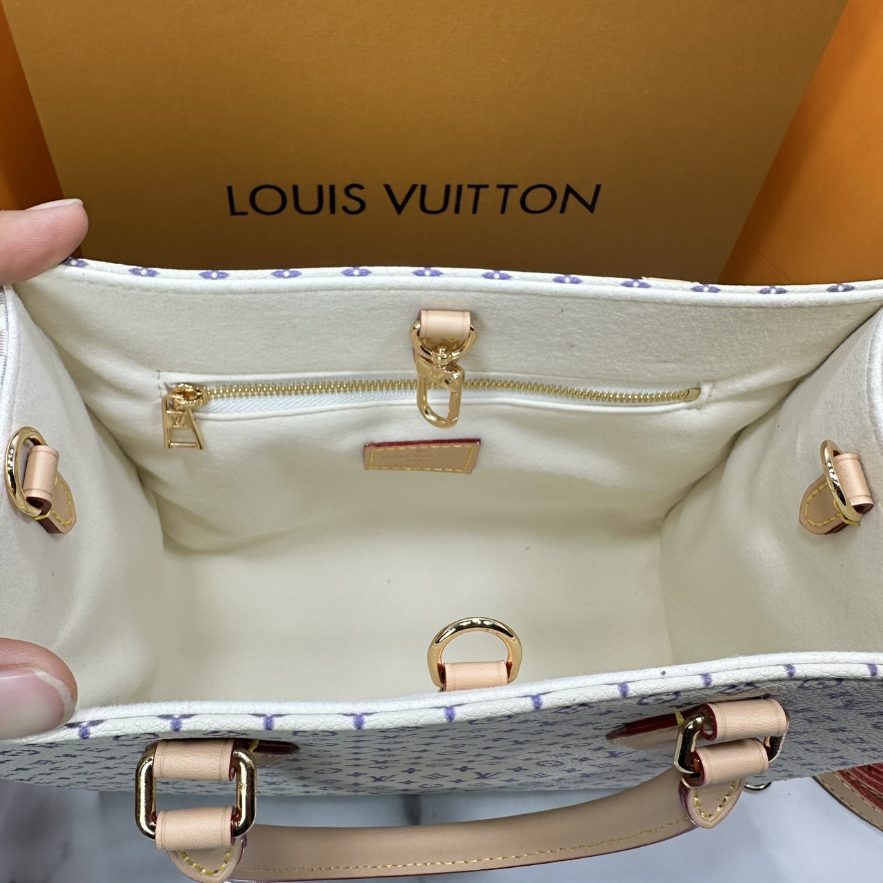 ORI หนังแท้ | LV OnTheGo PM bag Monogram Sand Beige กระเป๋าสะพายทรงโท้ทออนเดอะโก ในคอลเลกชัน LV Romance ยกระดับดีไซน์สำหรับฤดูกาลนี้ด้วยการผสานสัญลักษณ์ไอคอนิกลาย Damier และ Monogram ที่มีเอกลักษณ์ไม่ซ้ำใครของเมซงเข้าด้วยกัน กระเป๋าถือหนังหรูหรา