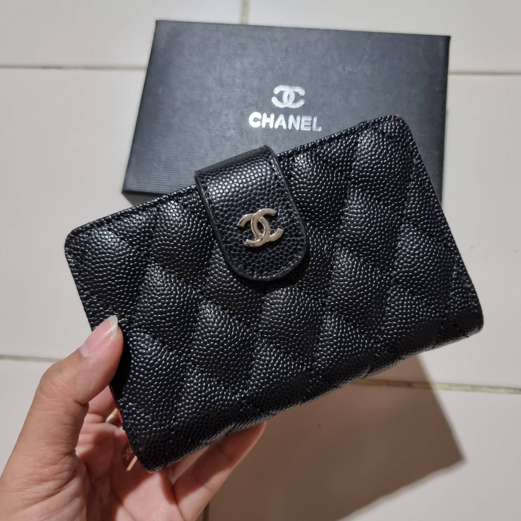 VIP 】หรูสุด ไม่ต้องพูดเยอะ!! HOT ITEM!! กระเป๋าสตางค์ใบกลางขนาดเหมาะมือ ดีไซน์ลุคผู้ดี สวยคลาสสิคจาก Chanel premium for gift วัสดุหนังลายคาร์เวีย ใช้งานง่าย เปิด-ปิดด้วยกระดุมแม่เหล็ก และซิปรูดช่องสำหรับใส่เหรียญ สะดวกมากๆ ภายในกระเป๋ามีช่องใส่บัตร ใส่ธนบ