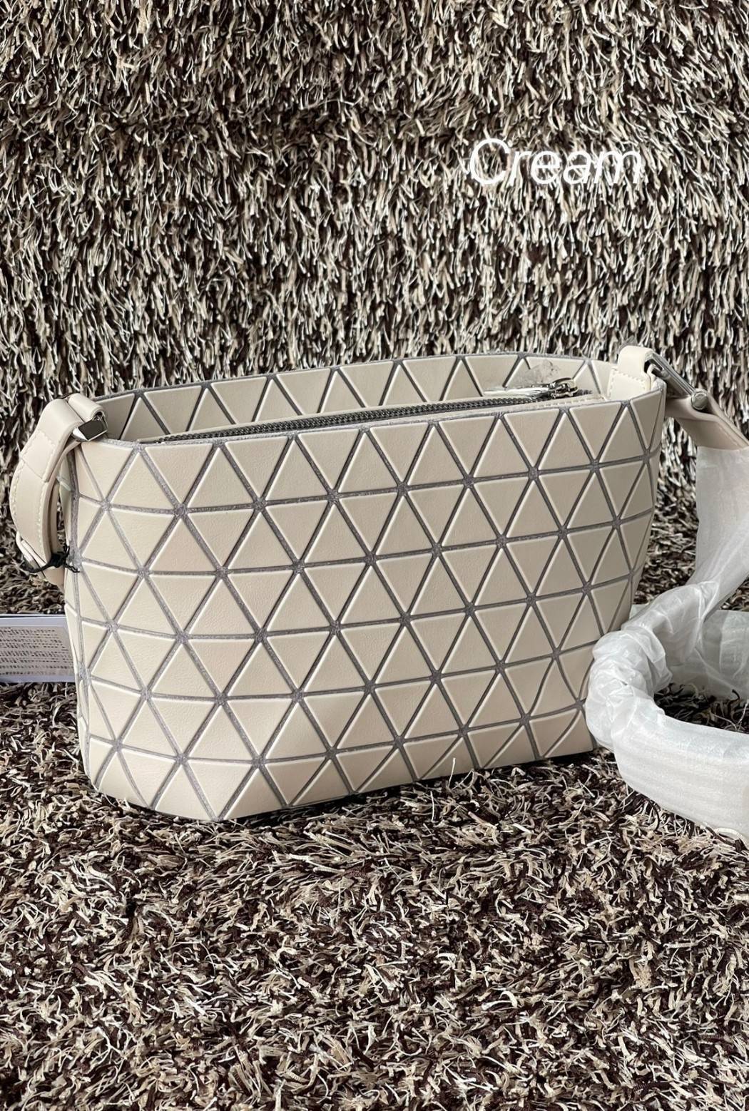 BAO BAO ISSEY MIYAKE Crystal Shoulder Bag งานดีไซน์ที่ดูเรียบง่ายทั้งรูปแบบการใช้งาน มีช่องเปิดปิดแบบซิปเพื่อให้คุณพกพาของมีค่าได้อย่างสบายใจป้องกันสิ่งของตกหล่น