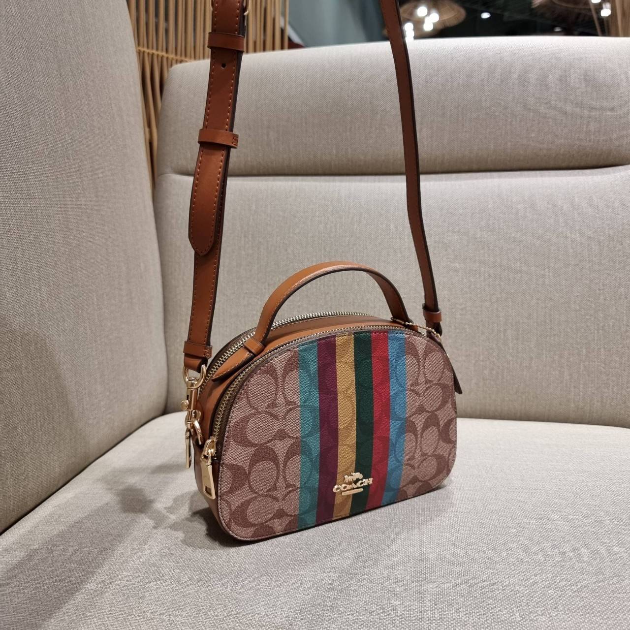 COACH C5642 SERENA SATCHEL IN SIGNATURE CANVAS WITH STRIPE ดีไซน์ stripe ที่แสนจะโดดเด่น กับคอลเลคชั่นยอดฮิต ที่ sold out ไปแล้วในหลายประเทศ!! กระเป๋าสะพายข้างทรงสวย ลุคผู้ดี วัสดุหนังแคนวาสสลับหนังแท้ เปิด-ปิดด้วยซิป 2 ช่องหลัก ภายในเป็นช่องโล่ง เก็บของไ