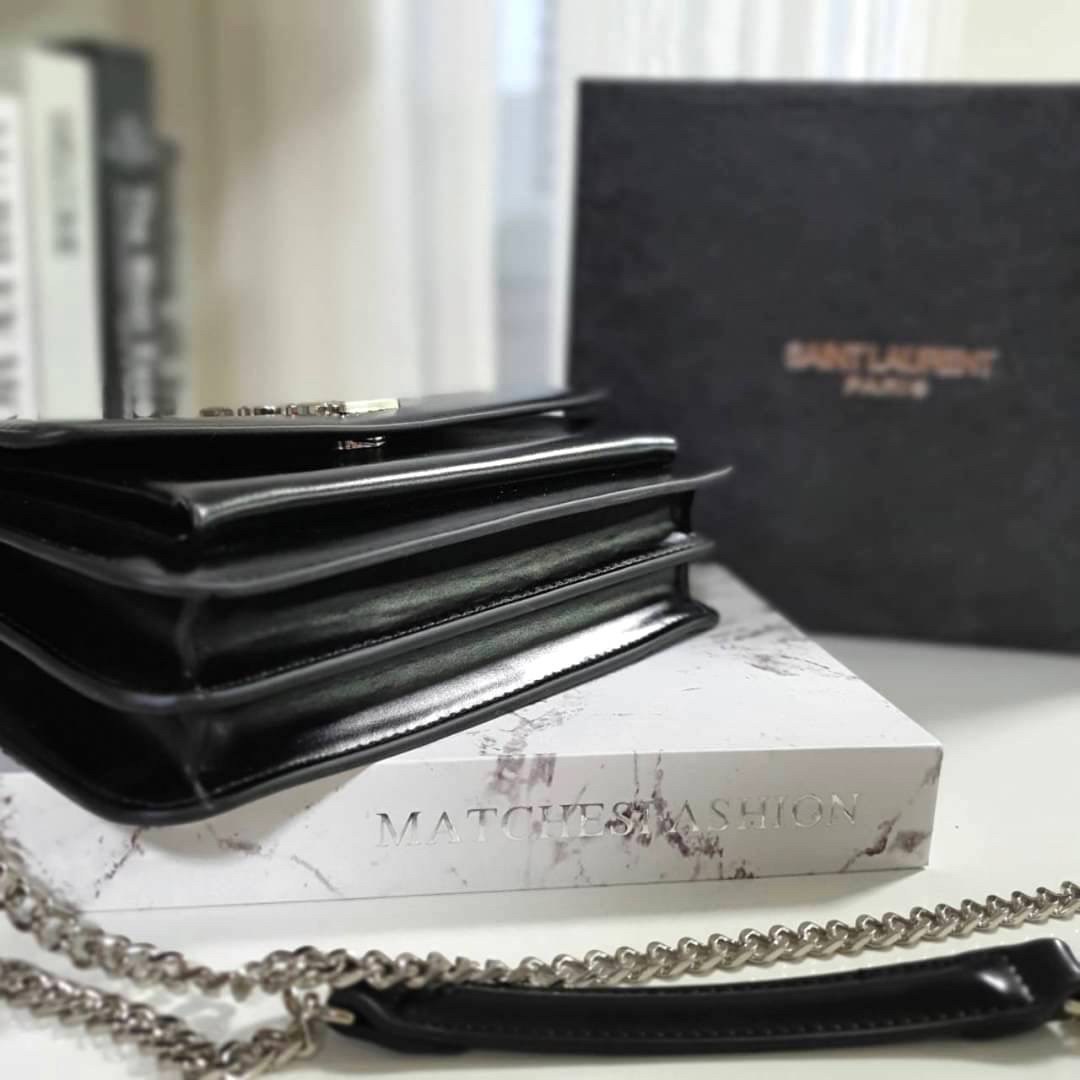 YVES SAINT LAURENT YSL BAG VIP GIFT WITH PURCHASE (GWP) พรีเมี่ยมกิ้ฟ Limited Edition จาก YSL DUTY FREE COUNTER วัสดุหนังแท้ Calfskin ทรงสี่เหลี่ยมหนังสวยหรูอยู่ทรงเปิดปิดด้วยกระดุมแม่เหล็ก ภายในโล่งมีช่องหลัก และช่องย่อยสามารถใส่มือถือของใช้จุกจิกได้เยอะ