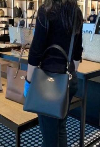 ถังใหญ่พร้อมส่งแล้วค่าา ห้ามพลาด❗️ COACH TOWN BUCKET BAG((91122)) 📣พร้อมส่ง ไซด์ที่สาวๆรอคอยค่ะ! ✔️กระเป๋าทรงถังใบใหญ่ สุดฮิตอีกรุ่นที่สาวๆต้องมีติดตัว ✔️หนังแท้ หนังจริงสวยมาก นิ่มมือดีด้วยนะคะ