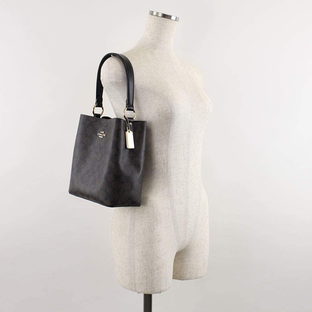 COACH 2312 SMALL TOWN BUCKET BAG IN SIGNATURE CANVAS รุ่นยอดนิยมใบเล็กมาครบสีแล้วจ้า กระเป๋าทรงบัคเก็ต สีผู้ดี๊ผู้ดี ตัวกระเป๋าดีไซน์คลาสสิคลายซี ดูโดดเด่น วัสดุหนังแคนวาสเคลือบลาย สวยคมทุกมุมจริงๆ!! เปิด-ปิดด้วยกระดุมแม่เหล็กทั้ง 2 ฝั่ง ภายในเป็นช่องโล่ง