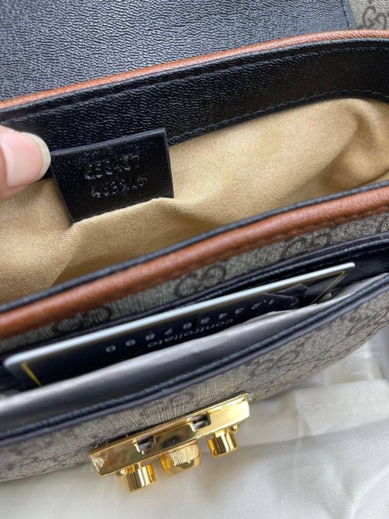 VIP GIFT 】หนังแท้ GUCCI mini Padlock bag GG Supreme canvas หนึ่งในแบรนด์เนมยอดฮิตระดับโลกที่สายแฟชั่นตัวจริงต้องมีสักใบในตู้ เพราะเป็นแบรนด์ที่เหล่าบรรดาเซเลปและดาราใช้กันเยอะมาก รุ่นก็เป็นอีกหนึ่งใบที่คุ้มค่าคุ้มราคามากค่ะ ด้วยดีไซน์ที่ใช้งานได้หลายโอกาส