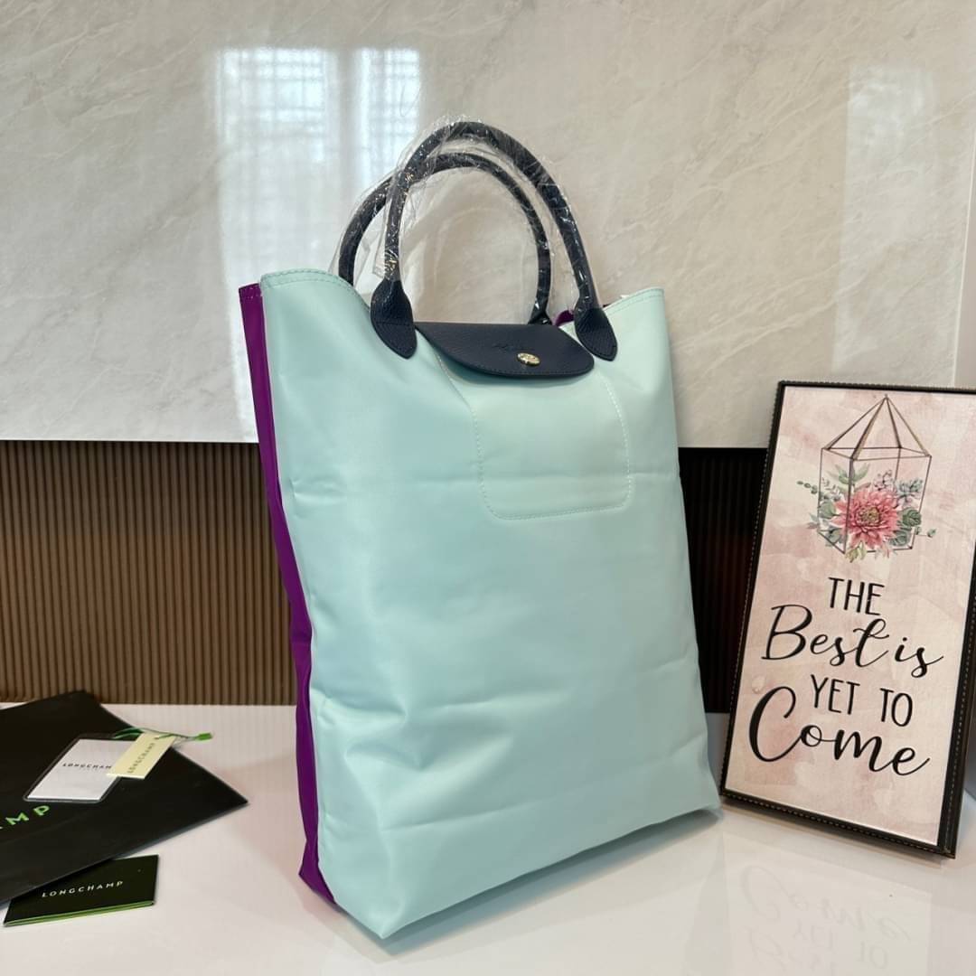 LONGCHAMP LE PLIAGE RE-PLAY TOP HANDLE BAG สินค้ารุ่นลิมิเต็ด collection สุดปัง ซื้อใบเดียวเหมือนได้2 ใบ กระเป๋าสะพายแนวตั้งที่กว้างขวาง มีเอกลักษณ์เฉพาะตัวแต่มีดีไซน์ที่น่าดึงดูด