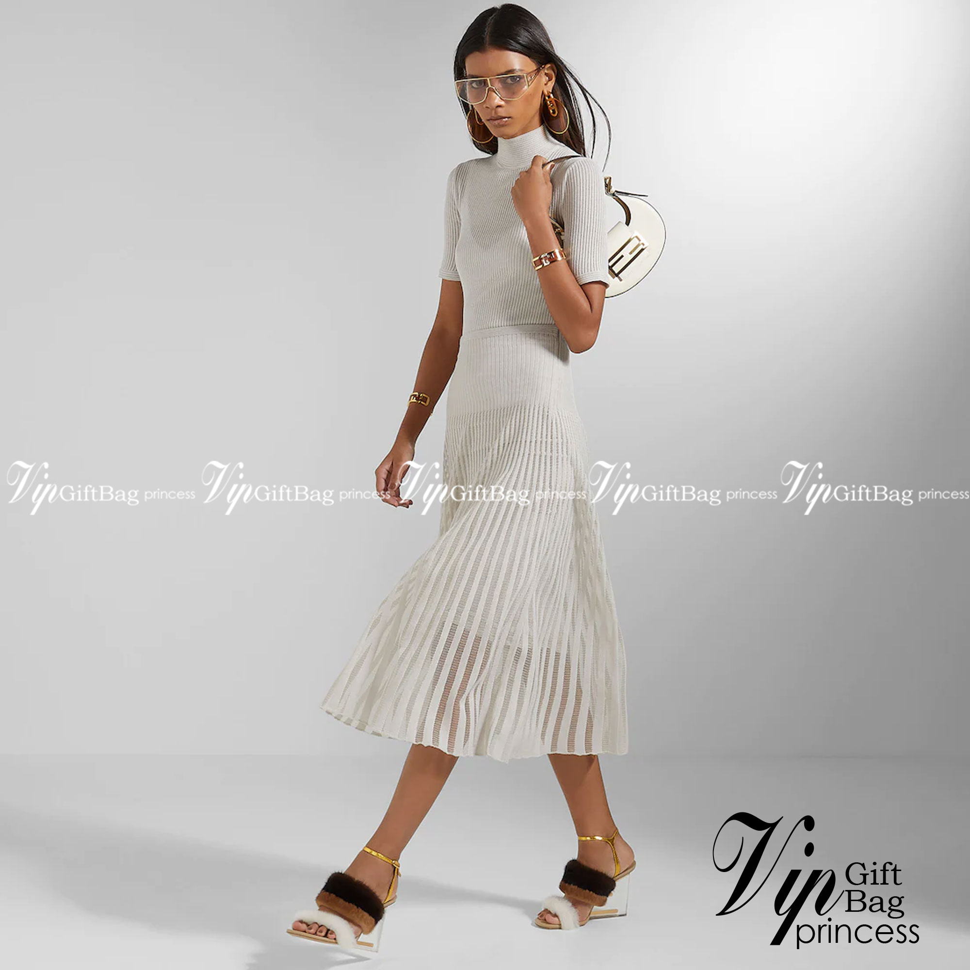 Fendi Cookie mini hobo bag / Fendi Mini Cookie FF fabric mini bag คอลใหม่ล่าสุด น้องเล็กกะทัดรัด อะไหล่ทองสวยหรูไฮโซ งานคุณภาพเน้นๆ งานเป๊ะปังมากปั้มทุกจุด กระเป๋าสะพายไหล่แบรนด์หรู น่ารักมากค่ะ