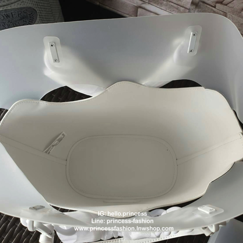 CHARLES & KEITH รุ่น CHUNKY CHAIN TOTE BAG CK2-30270180_MOSS ราคาปกติช้อป ( ฿3,390.00 ) ซื้อ 1 ได้ถึง 2 ใบ รุ่นใหม่ชนช้อป กระเป๋าทรง Tote สีสวยสุดคลาสสิค วัสดุ PVC มาพร้อมใบลูก ภายในโล่ง สายสุดเก๋ มี 2 สาย สายสะพายไหล่ ถอดออกได้ (สายยาวสาวอวบ/ อ้วน ก็เอาอ