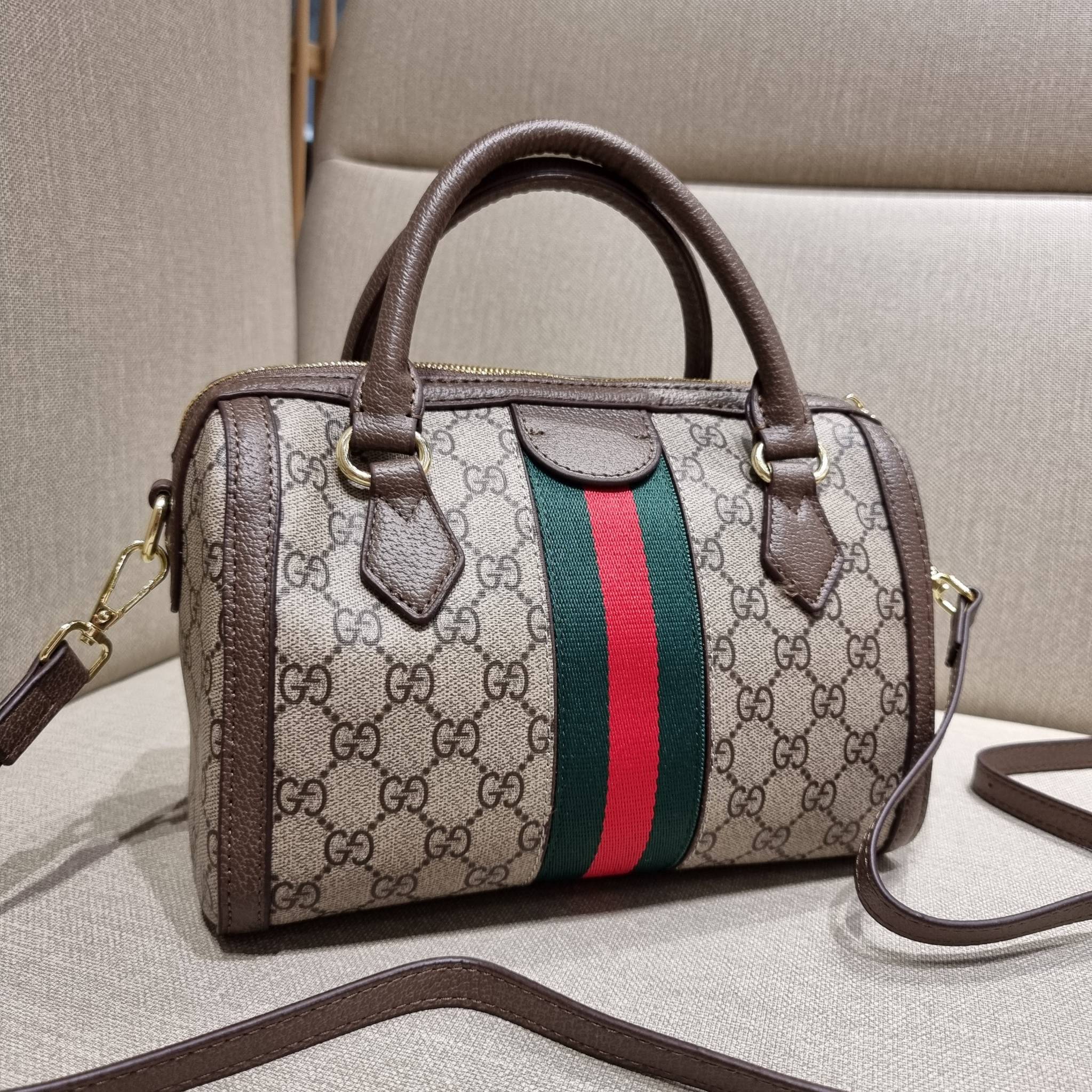 VIP 】GC CLASSIC DUFFLE BAG VIP GIFT กระเป๋าถือทรงหมอนสวยคลาสสิค สินค้าพิเศษจากเคาน์เตอร์ duty free แถมฟรี!! โบว์ผ้าลายแบรนด์ สำหรับตกแต่งหูกระเป๋า ผูกเป็นโบว์ หรือพันถนอมหูกระเป๋าก็ดูหรูมาก วัสดุหนังแคนวาส ดีไซน์แถบคาดโดดเด่น สวย หรู ใบจริงสวยมาก! เปิด-ปิ