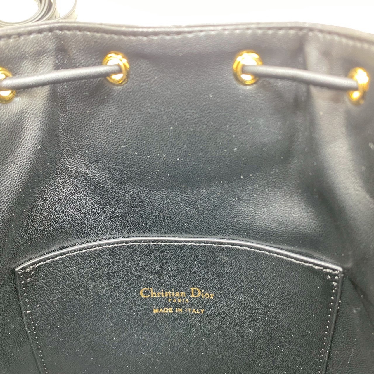 ORI หนังแท้ | Small Dior Caro bucket bag กระเป๋าทรงบักเก็ต รุ่นใหม่ประจำ Fall 2025 โดดเด่นด้วยดีไซน์ที่ทันสมัยและสง่างาม ได้รับการรังสรรค์ขึ้นจากหนังแกะสีดำเดินด้ายลาย Macrocannage พร้อมกับช่องเก็บของขนาดใหญ่แบบเชือกรูดปิด