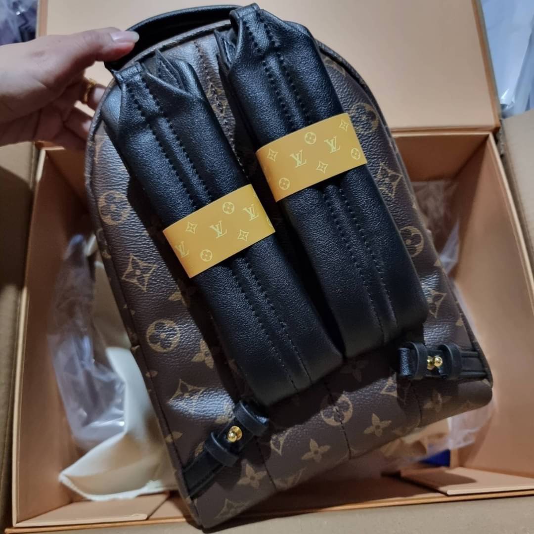 LV Backpack Size Small | สายสะพายเล็ก ถอดได้ LV palm springs New in!! เข้าแล้วกับไอเท็มยอดฮิต หรูหราพร้อม box set สุดสวย ที่สุดของความคุ้มค่า LV palm springs กระเป๋าแบ็คแพ็ค มาให้เลือก 2 ไซส์ ขายดี วัสดุหนังแคนวาสคุณภาพดี มีช่องซิปแบ่งสัดส่วน ใบเล็กสายวะพ