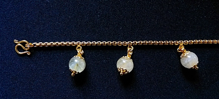 สินค้าหมดค่ะ สร้อยข้อมือผ่าหวายชุบทองเคลือบแก้วหินไหมทอง(ร่ำรวยโชคดี)ค่ะ