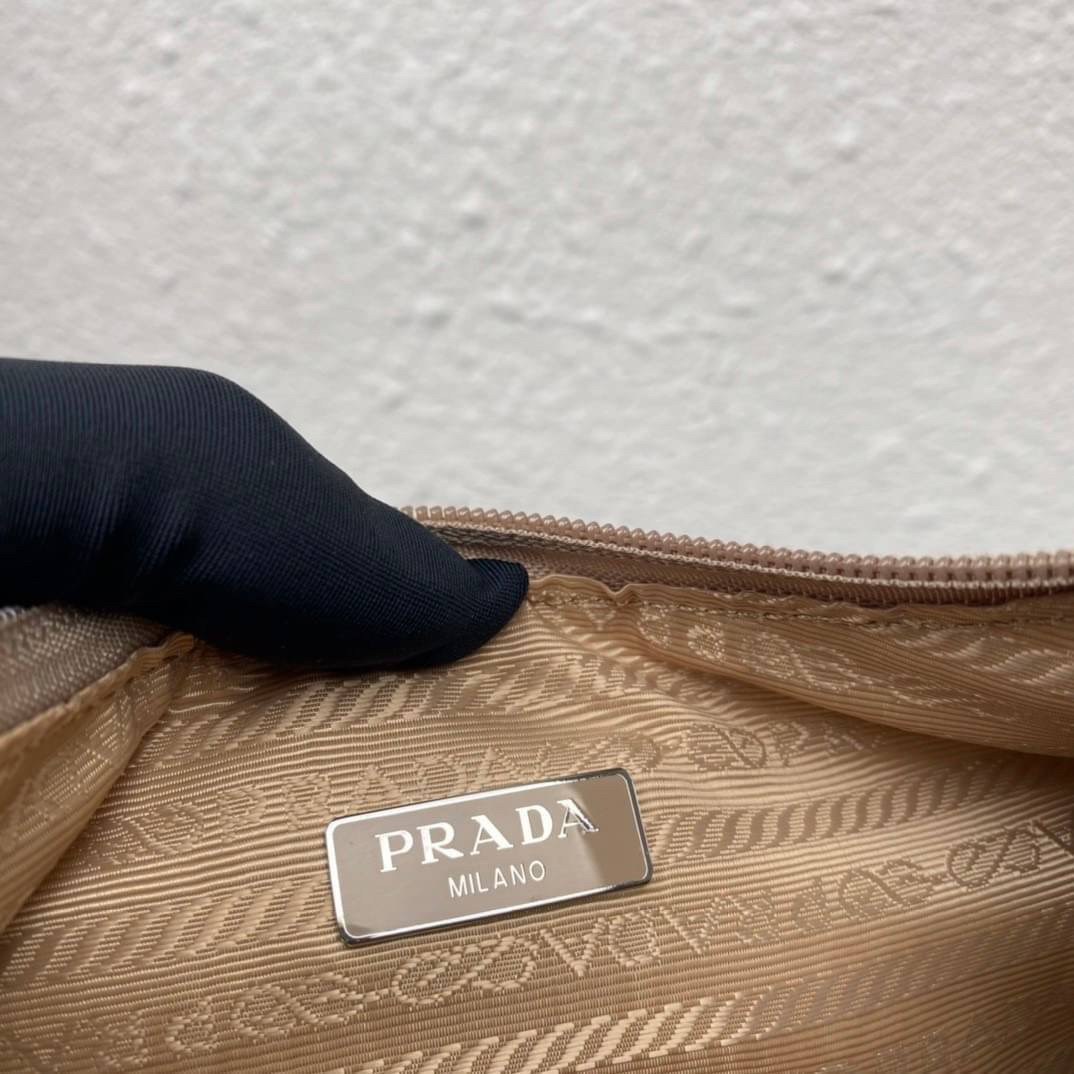 PRADA Nylon Mini Bag รุ่นใหม่แนะนำ!! พร้อมส่งครบ4สี รุ่นขายดีในตำนานค่ะ PRADA NYLON HANDBAGS ขนาดกะทัดรัด **อะไหล่เงิน วัสดุทำจากผ้าNylon อย่างหนา อยู่ทรง กันน้ำได้ หายห่วงคะ ด้านหน้ามีโลโก้แบรนด์ เปิดปิดด้วยซิป มาพร้อมสายผ้า ไม่สามา