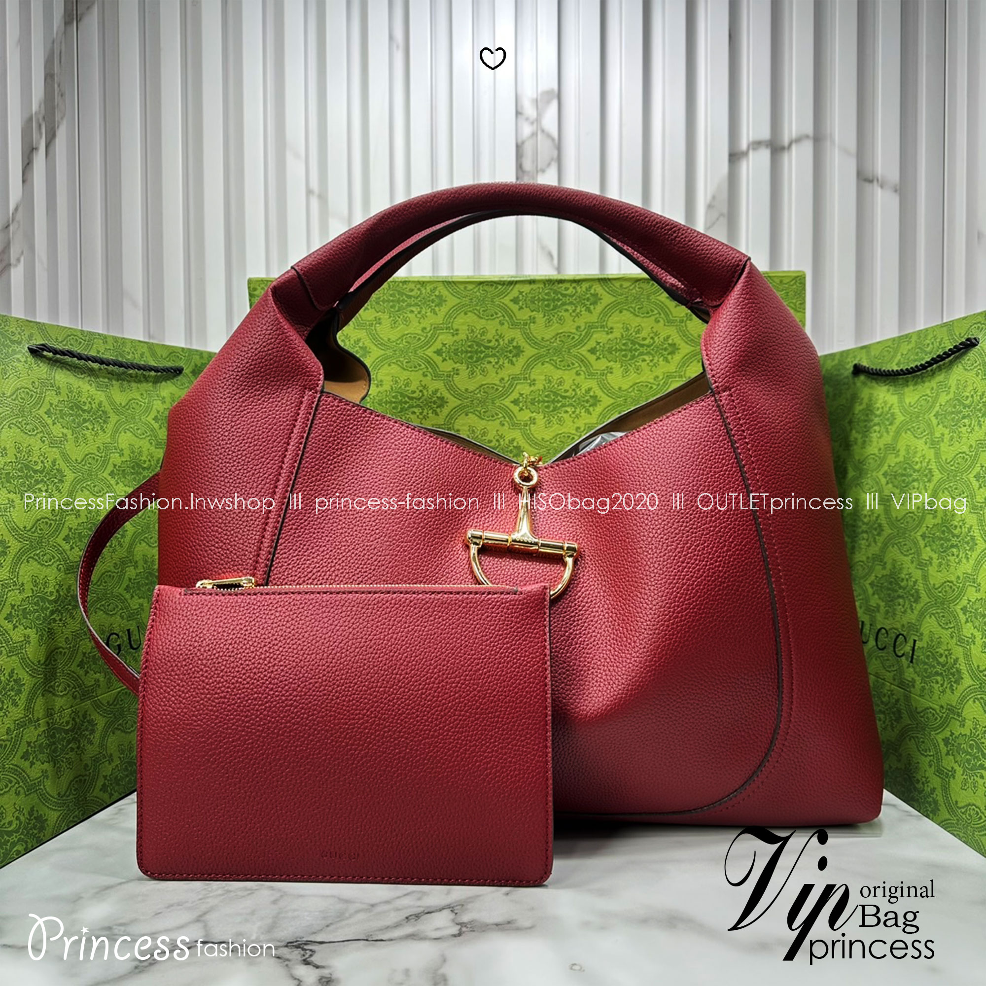 Gucci Softbit maxi shoulder bag โฉมใหม่ล่าสุด กับกระเป๋าสะพายรูปทรงใหม่เรียบหรูด้วยหนังลายเกรน ใบใหญ่จุใจพร้อมใบลูกเข้าเซ็ท ตกแต่งอะไหล่ Horsebit ครึ่งรูปขนาดใหญ่ด้านหน้าสวยหรูโดดเด่น สวยผู้ดี ดารา เซเลปใช้กันเพียบ