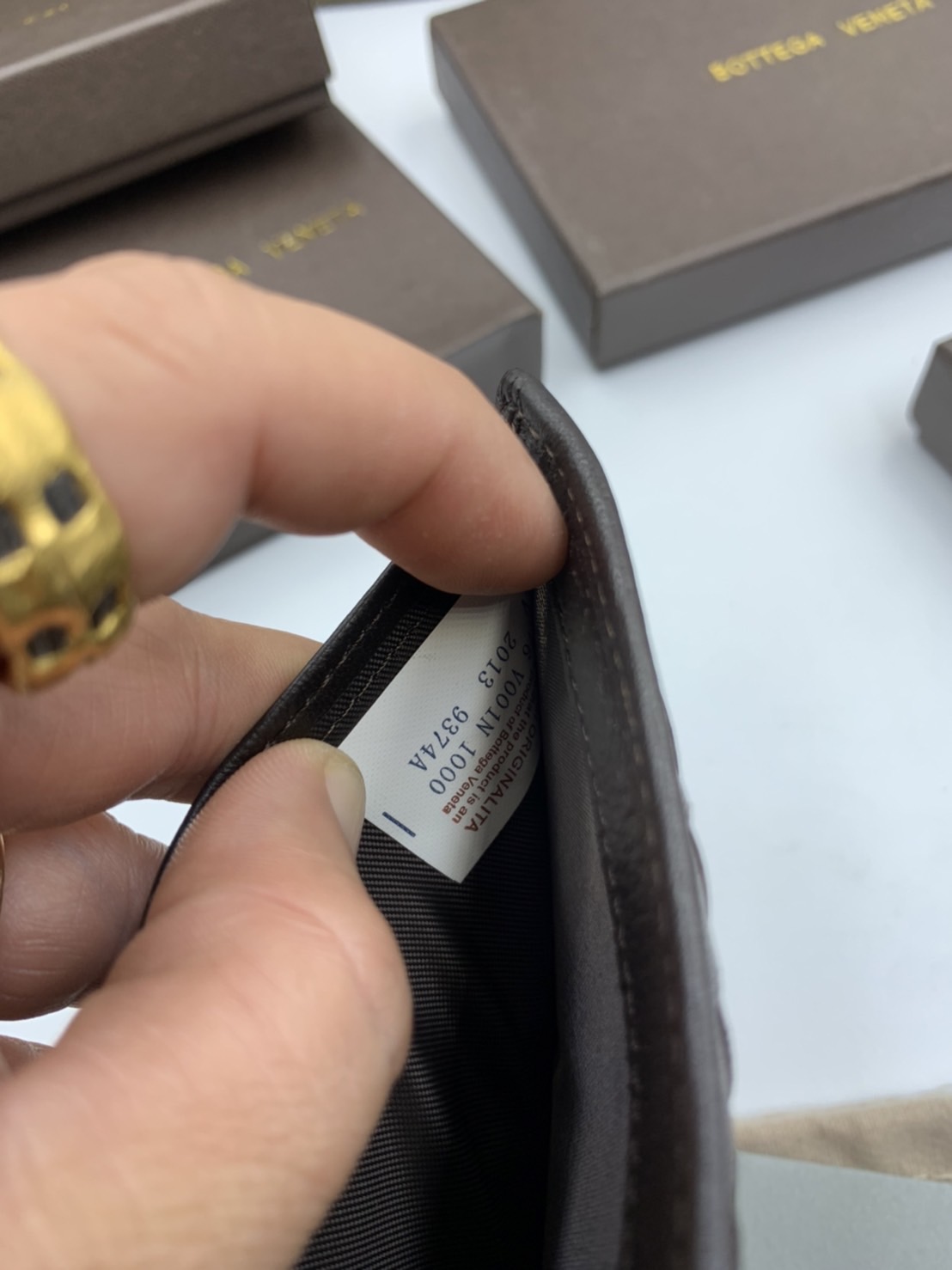 หนังแท้ BOTTEGA VENETA WALLET / BV Wallet พร้อมส่งที่ไทย กระเป๋าสตางค์ใบสั้นคุณผู้ชาย รุ่นตามหา มาเท่าไหร่ไม่เคยพอเลยค่า เป็นรุ่นคลาสสิกที่หยิบมาใช้งานได้บ่อยที่สุด งานหนังลูกวัวแท้ทั้งใบ ใช้ทนทานได้นาน ใช้ทนทานได้นานภาพสินค้าถ่ายจากงานขายจริง ใช้งานต่างป