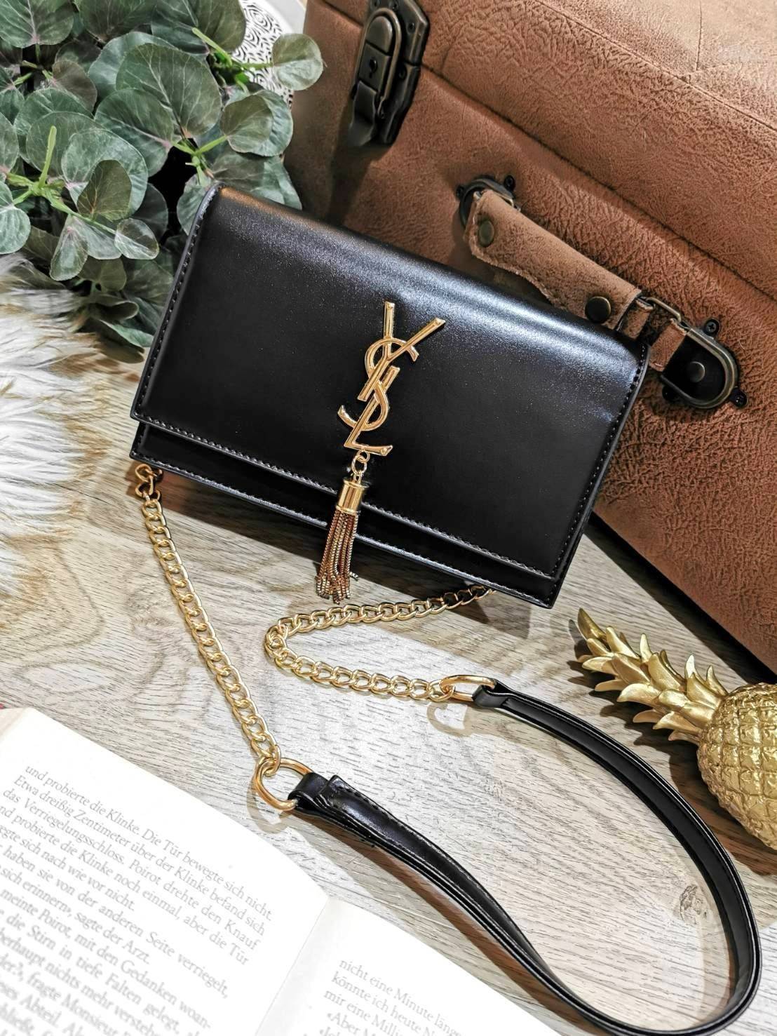 VIP YVES SAINT LAURENT YSL BAG / YSL Small Kate Bag กระเป๋าสะพายดีไซน์ทรงสี่เหลี่ยมหนังเรียบสวยอยู่ทรงเปิดปิดด้วยฝาปิดกระดุมด้านหน้าประดับโลโก้แบรนด์อะไหล่ทองพร้อมโซ่ห้อยฟรุ้งฟริ้ง ภายในโล่งสามารถใส่มือถือ กระเป๋าสตางค์ ของจุกจิกได้เยอะมีสายสะพายโซ่ต่อหนั