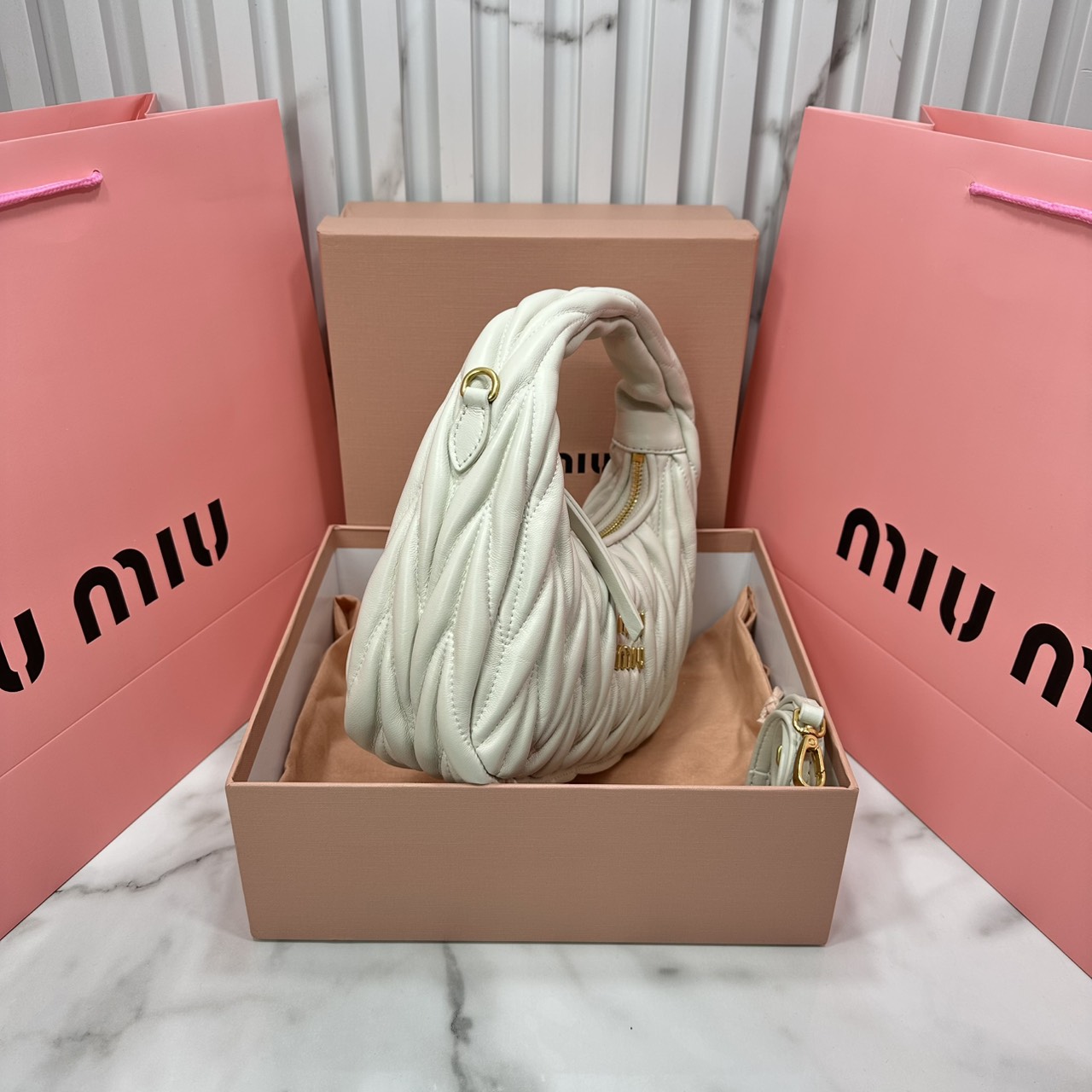 ORI หนังแท้ | MIU MIU Wander matelassé nappa leather hobo bag Small 22cm กระเป๋าสะพายทรงโฮโบ คิ้วท์สุดปัง ลุคลูกคุณหรูหราด้วยดีไซน์จับจีบนูนลวดลายเป็นเอกลักษณ์ หูจับในตัว ถือแบบเลิศๆ หรือจะใส่สายสะพายข้างก็ได้อีกลุค