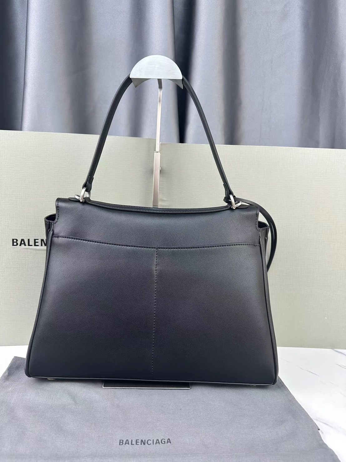 Balenciaga Rodeo Medium Handbag in Black 35cm กระเป๋าสะพายหนังเรียบผิวสัมผัสนุ่มสบายผิว ดีไซน์เรียบหรูตามเอกลักษณ์ของแบรนด์ ภายในโล่งกว้าง จุของได้เยอะ ใบจริงน้องสวยน่าใช้มาก