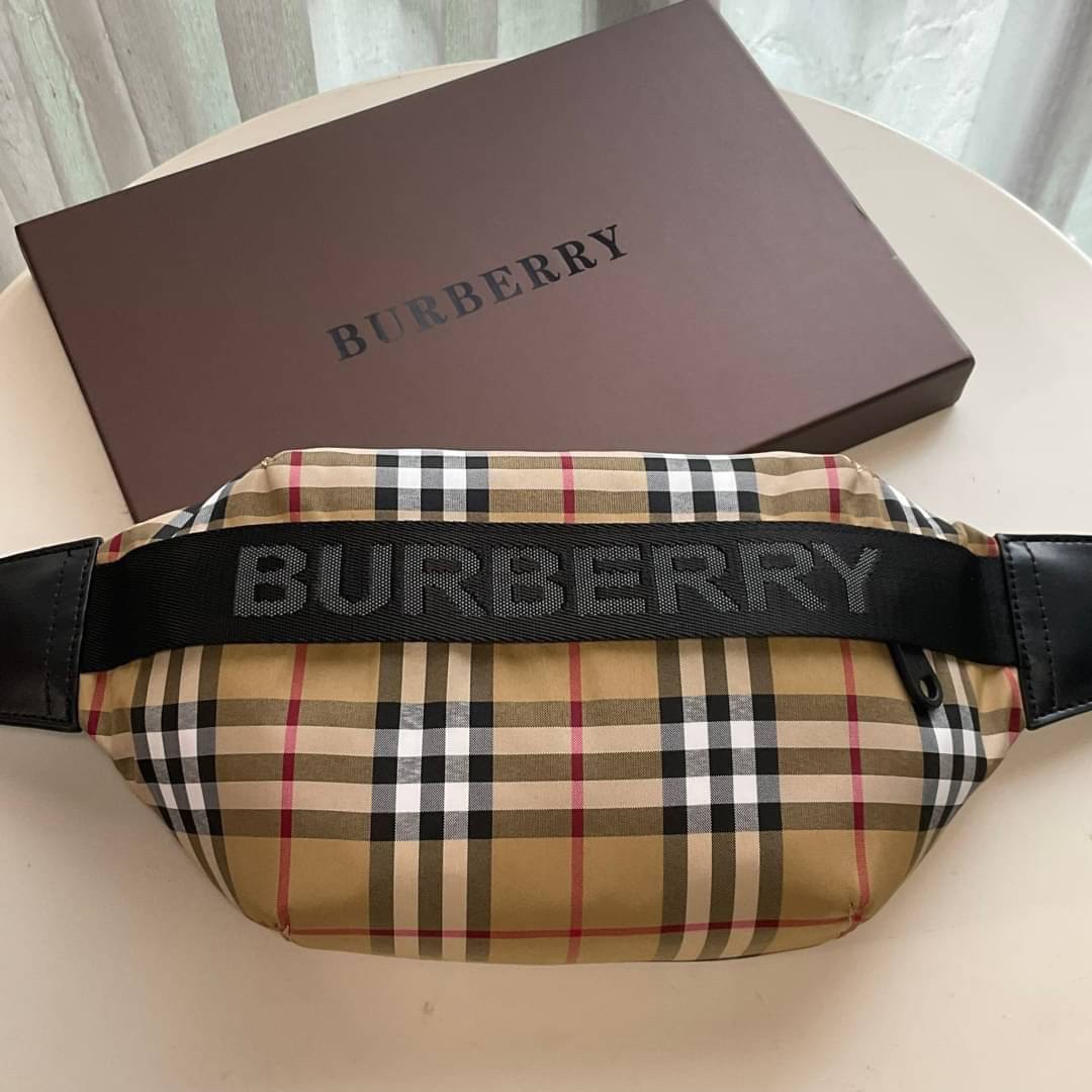 Burberry Vintage Check Sonny Belt Bag รุ่นใหม่ล่าสุด! BURBERRY FRAGRANCES BELT BAG วัสดุ100%POLYAMIDE (Nylon & Canvas)ทกระเป๋าคาดเอว คาดอกแบบ UNISEX ใช้ได้ทุกเพศ ลายวินเทจ