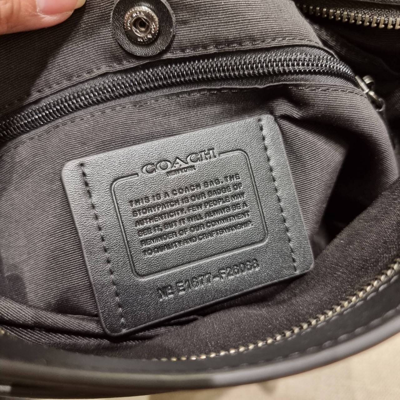 COACH F26068 CHARLES CROSSBODY IN SIGNATURE CANVAS WITH VARSITY STRIPE อีกหนึ่งรุ่นสุดฮิตเอาใจหนุ่มๆ กับดีไซน์แถบสีโดดเด่น กระเป๋าสะพายข้างทรงคลาสสิค ขายดี ไอเท็มทีเด็ด วัสดุหนังแคนวาสเคลือบลายสลับหนังแท้ เปิด-ปิดด้วยซิป และมีช่องแยกแบ่งสัดส่วนด้านหน้ากระ