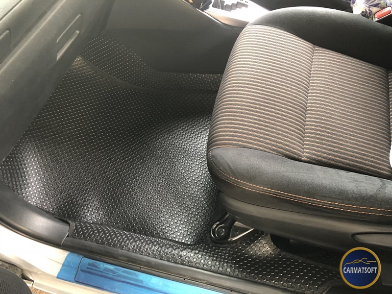 ยางปูพื้นรถยนต์ YARIS 2013-2017 แบบกระดุมเม็ดเล็กpvc สีดำ เต็มคัน