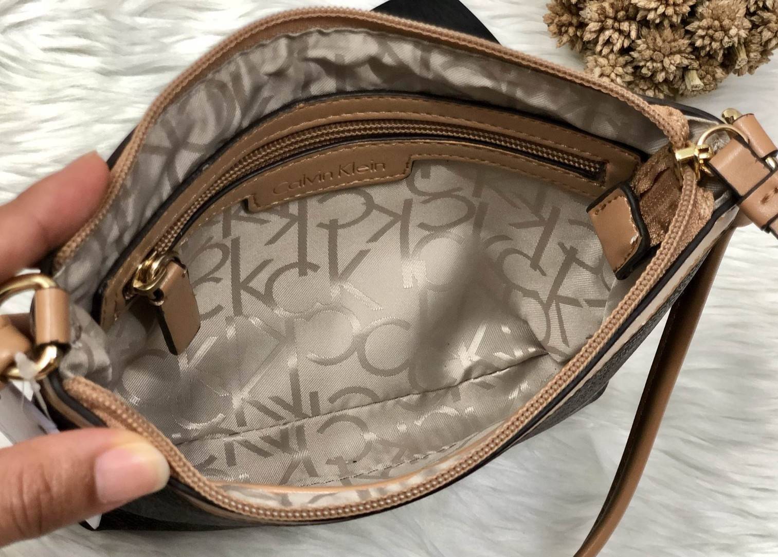 CALVIN KIEIN MINI CROSSBODY BAG สินค้าเข้าใหม่น่าใช้ค่ะ กระเป๋าสะพาย วัสดุหนังลายแบรนด์ทั้งใบ ด้านหน้าติดโลโก้แบรนด์อะไหล่ทอง เปิดปิดกระเป๋าแบบซิป ภายในโล่ง ใส่ของจุ สามารถใส่ธนบัตร สมุดแบงค์ มือถือรุ่นต่างๆ เครื่องสำอางค์ กระเป๋าสตางค์ใบสั้น บอกเลยจุค่ะ 