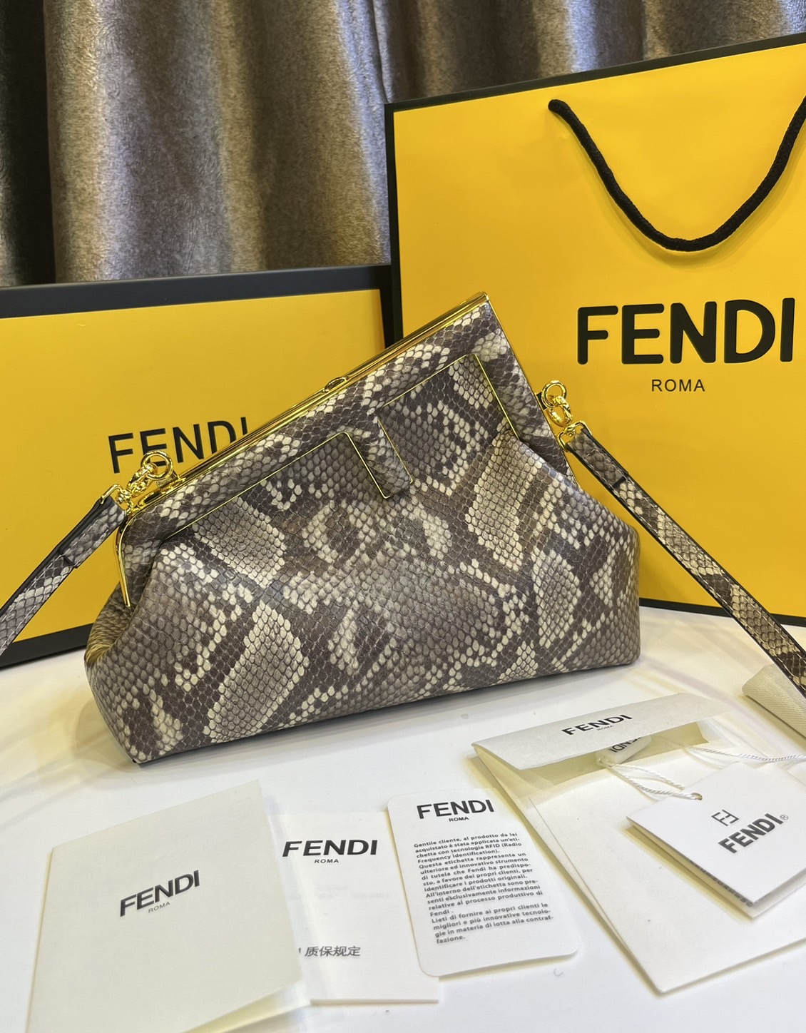 พร้อมส่ง 6 สี FENDI First Midi bag กระเป๋าทรงคลัชมาพร้อมสายสะพาย รูปลักษณ์สวยงามทันสมัย 🧡 เกรดออริจินอล 1:1 สลับแท้ ใช้งานต่างประเทศได้