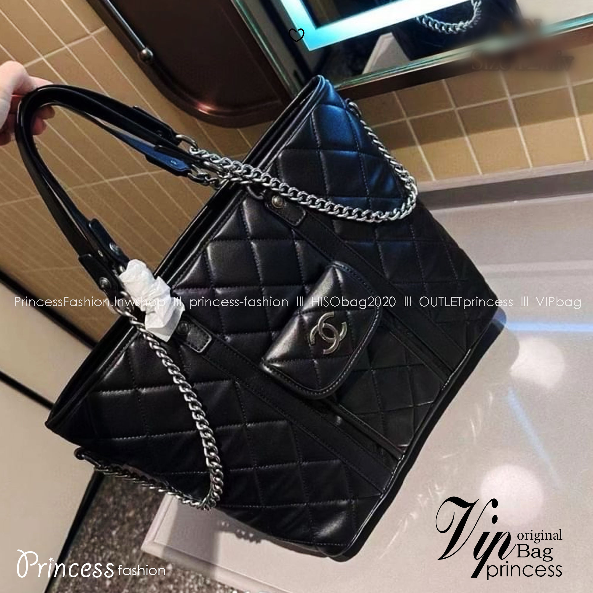 CHANEL Tote Leather Bag ต้อนรับเทศกาลท่องเที่ยวช่วงปีใหม่นี้ ใครมองหากระเป๋าสะพายไปเที่ยว ใบนี้น้องตอบโจทย์แน่นอน กับกระเป๋าทรงโท้ทสีดำคลาสสิก ดีไซน์โทนสีที่ใช้ได้กับทุกโอกาส