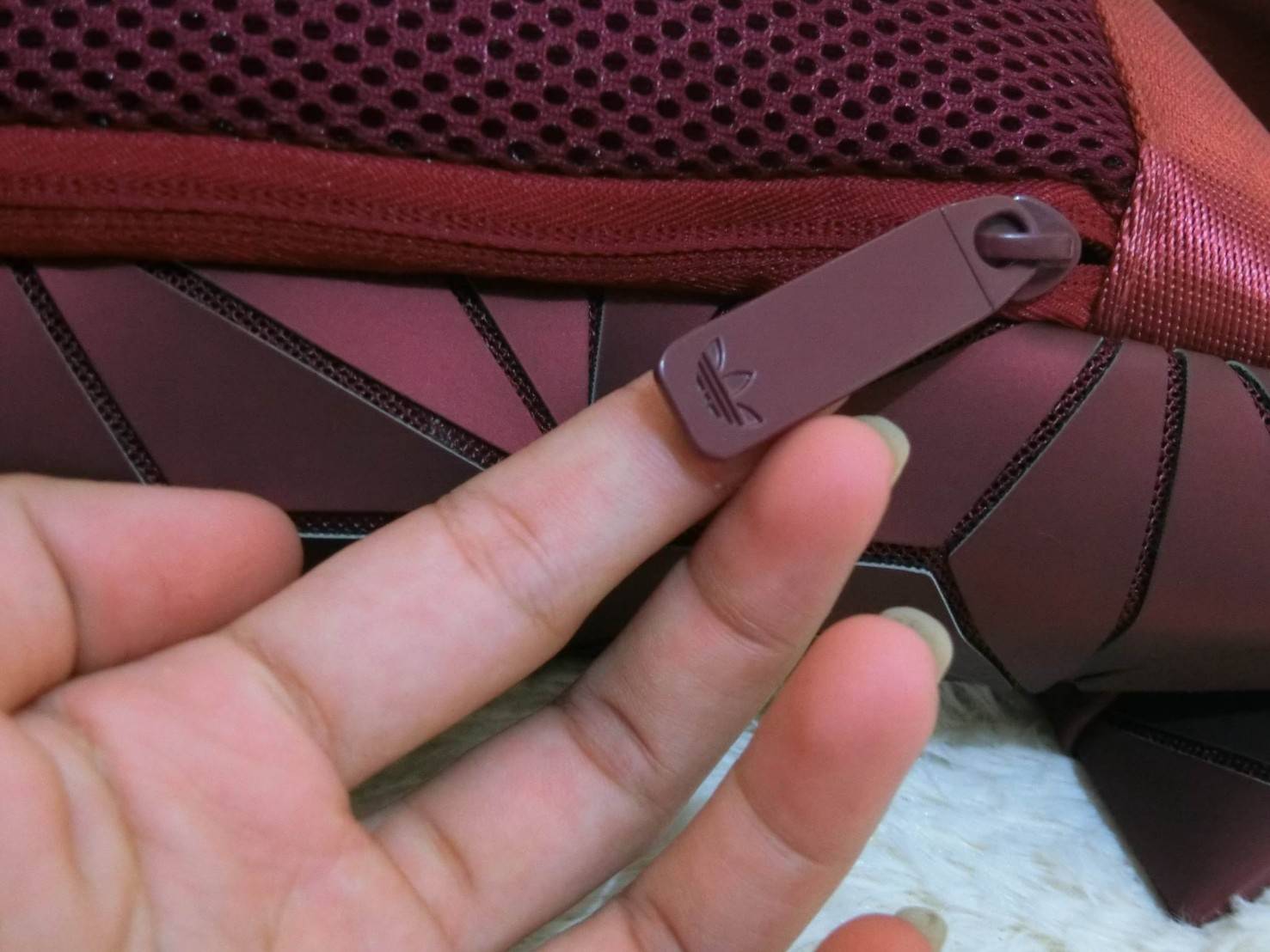 Adisas Originals BP Roll Top 3D Mesh 2017 Backpack Bag DH0100 กระเป๋าเป้สะพายหลัง ดีไซน์แบบ 3 มิติ วัสดุ polyurethane สีดำด้าน โดยใช้ลูกเล่นของเหลี่ยม และมุมเชื่อมเข้าหากัน การออกแบบกระเป๋าเป็นเหมือนถุงทรงสูง ส่วนปากกระเป๋า เปิดปิดแบบตีนตุ๊กแก ม้วนพับ และ