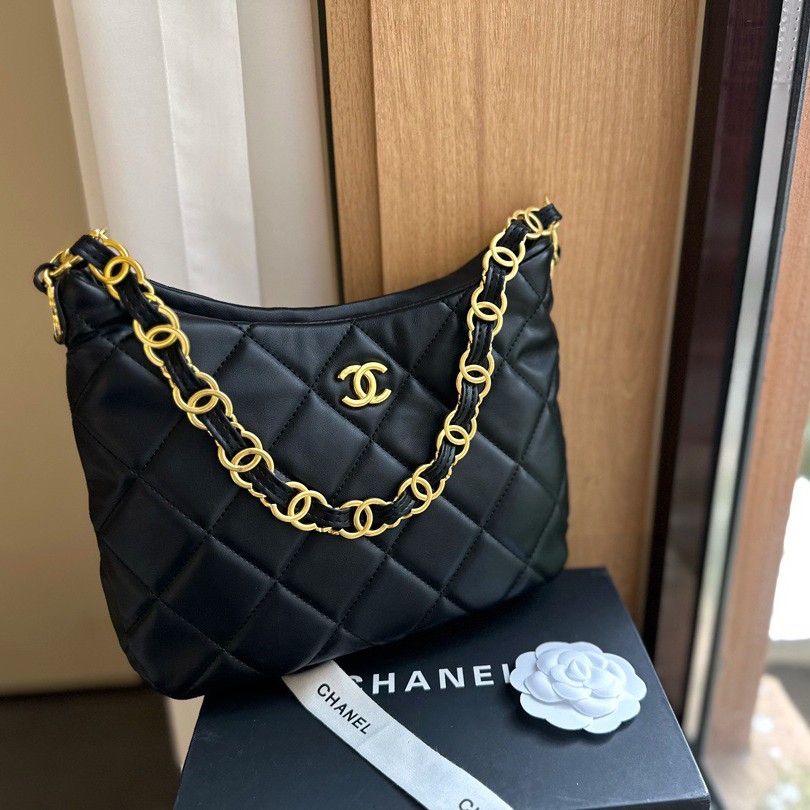 Chanel Hobo Handbag รุ่นใหม่ล่าสุด ทรงที่สาวๆรอคอย CHANEL LEATHER BAG ทรงสวยเรียบหรู เนื้อหนาดีมาก อะไหล่ทองวินเทจ ประดับโลโก้แบรนด์สุดหรู