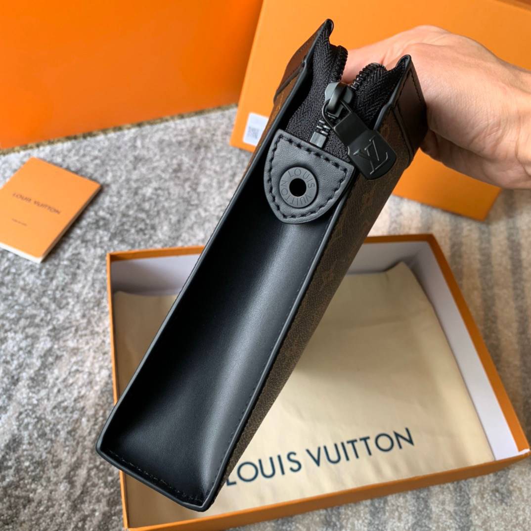 หนังแท้ LOUIS VUITTON POCHETTE VOYAGE MM พร้อมส่งที่ไทย LV CLUTCH รุ่นขายดีตลอดกาล งานหนังแท้เกรดออริจินอล ภาพสินค้าถ่ายจากงานขายจริงค่ะ