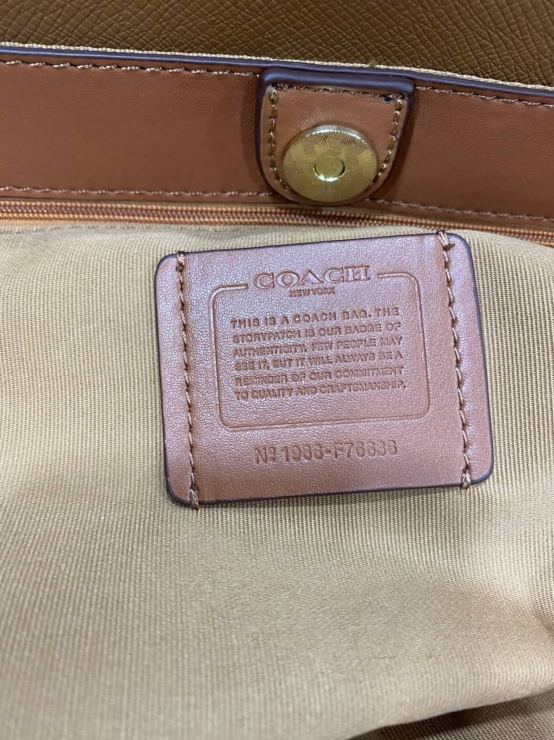 รุ่นยอดนิยม COACH TOWNTOTE IN SIGNATURE CANVAS F76636 กลับใช้ได้ทั้งสองด้าน ใบขนาดใหญ่จุใจ ใส่ของได้เยอะมากกก เป็นรุ่นที่สวยตลอดกาล ควรมีติดตู้ไว้เลยค่าา
