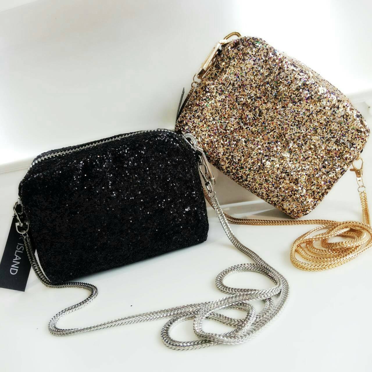 River Island glitter crossbody & cluth bag กระเป๋าทรงสวย ดีไซน์แจากแบรนด์ดัง River Island แบรนด์ดังจาก UK. โดดเด่นด้วยตัวกระเป๋า ประดับ glitter ทั้งใบ สวยโดดเด่น เปิดปิดกระเป๋าด้วยซิป ภายในกว้าง จุได้เยอะ ใส่โทรศัพท์ได้ทุกรุ่น + กระเป๋าสตางค์สั้น ใบนี้จะส
