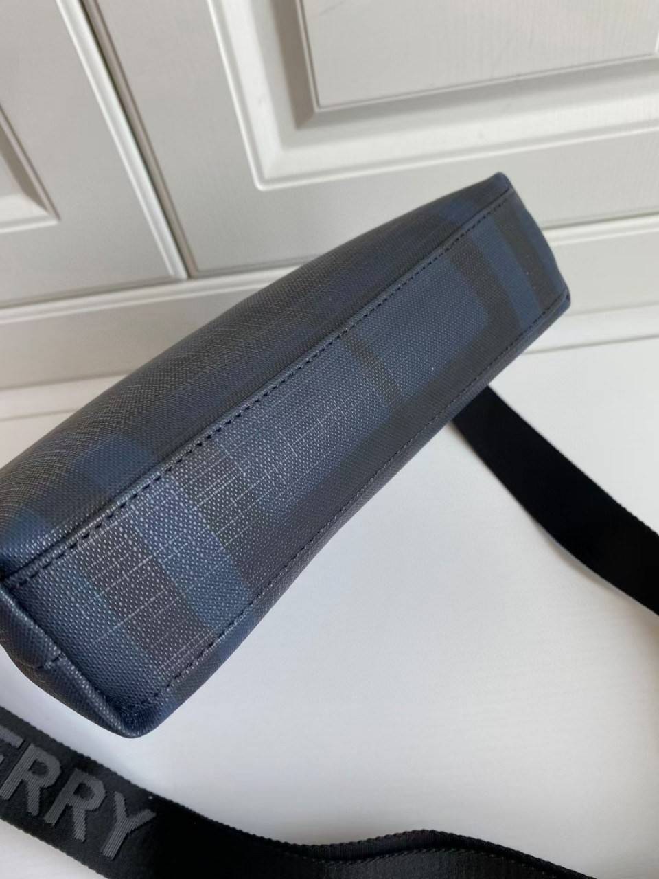 พร้อมเป็นของขวัญ มอบให้คุณผู้ชายแล้วค่ะ สำหรับ BB CROSSBODY VINTAGE BAG VIP GIFT WITH PURCHASE (GWP) พรีเมี่ยมกิ๊ฟ Limited Edition จากBURBERRY วัสดุหนังโทนสีสุภาพ คลาสสิก ตกแต่งด้วยซิปสะดวกใช้ด้านหน้า ช่องหลักเปิดปิดด้วยซิปยาวด้านบน พร้อมช่องซิปอีกหนึ่งช่